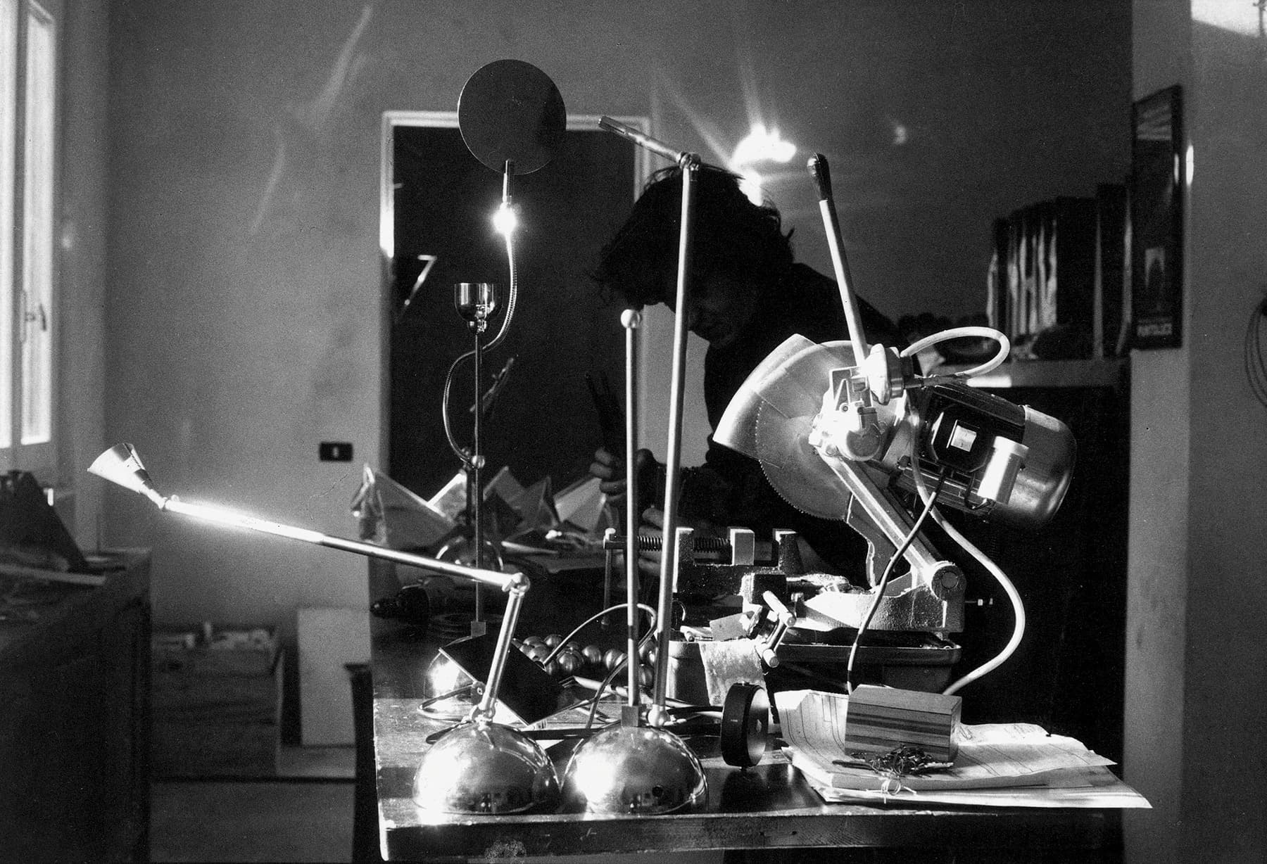 <p>Enzo Catellani inizia la sua avventura creando le prima lampade contenute nel catalogo “Oggetti senza Tempo”, valorizzando in primo luogo la possibilità d’interazione con l’oggetto-soggetto lampada.</p>