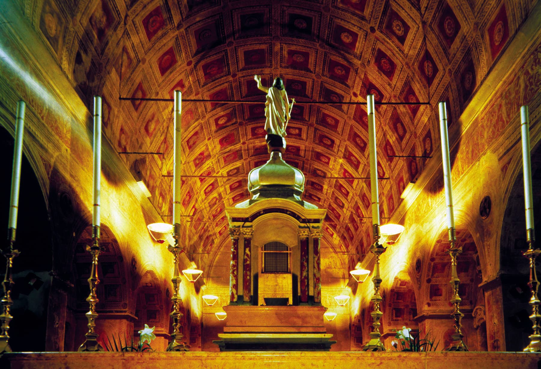 <p>Maguzzano – Lonato (Brescia), illuminazione della Chiesa di Santa Maria Assunta</p>