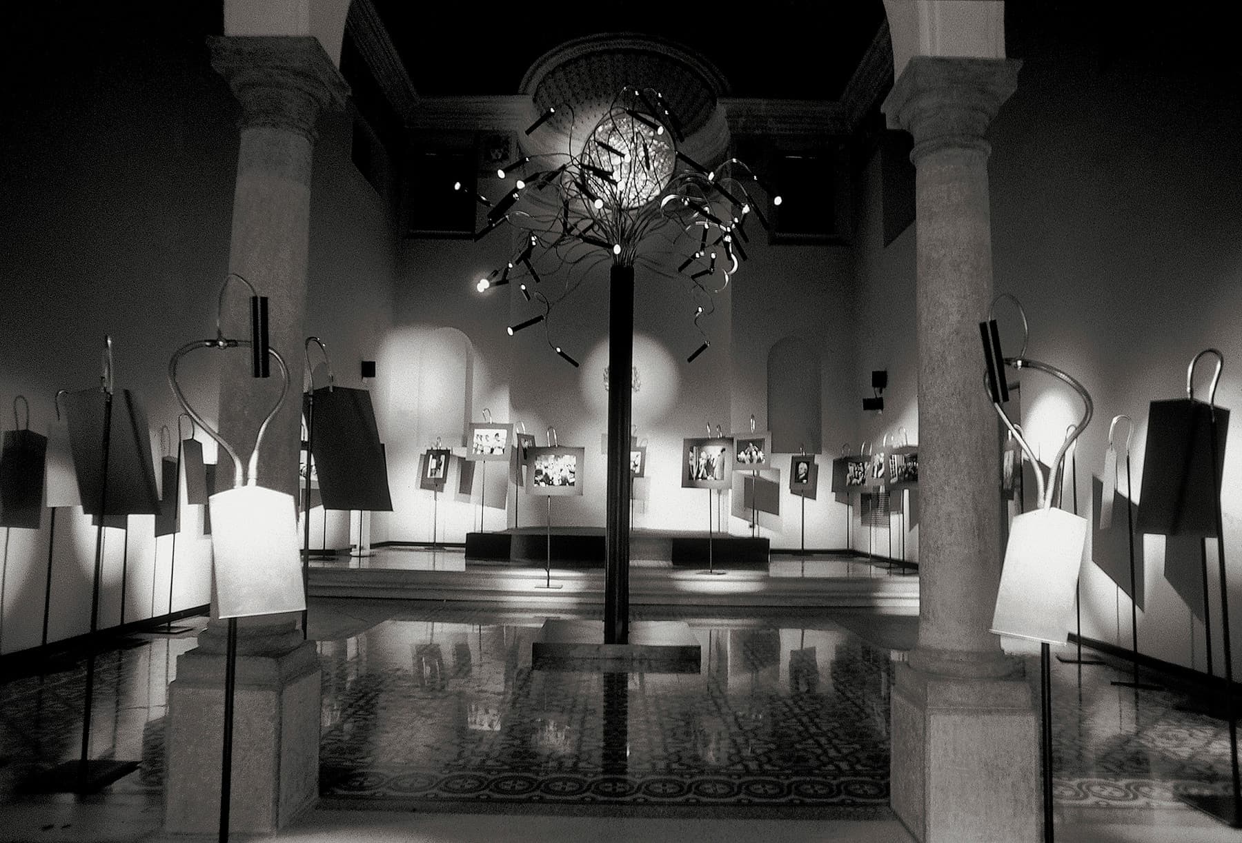 <p>San Marino – Monastero di Santa Chiara, International Photomeeting (20 giugno-25 luglio) in omaggio al fotografo Larry Burrows, Enzo Catellani realizzò l’“Albero della luce nera”, 6 metri di altezza con 50 spot al carbonio di luce concentrata.</p>
