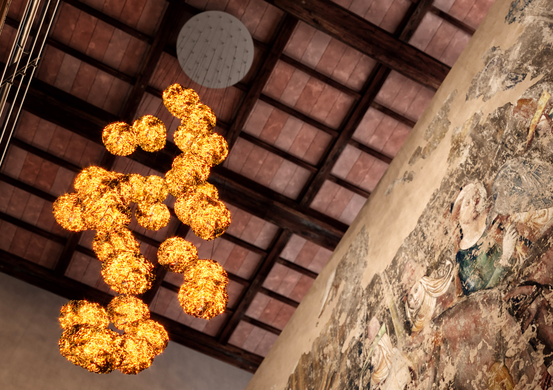 Gold Moon Chandelier: a cascade of light and gold