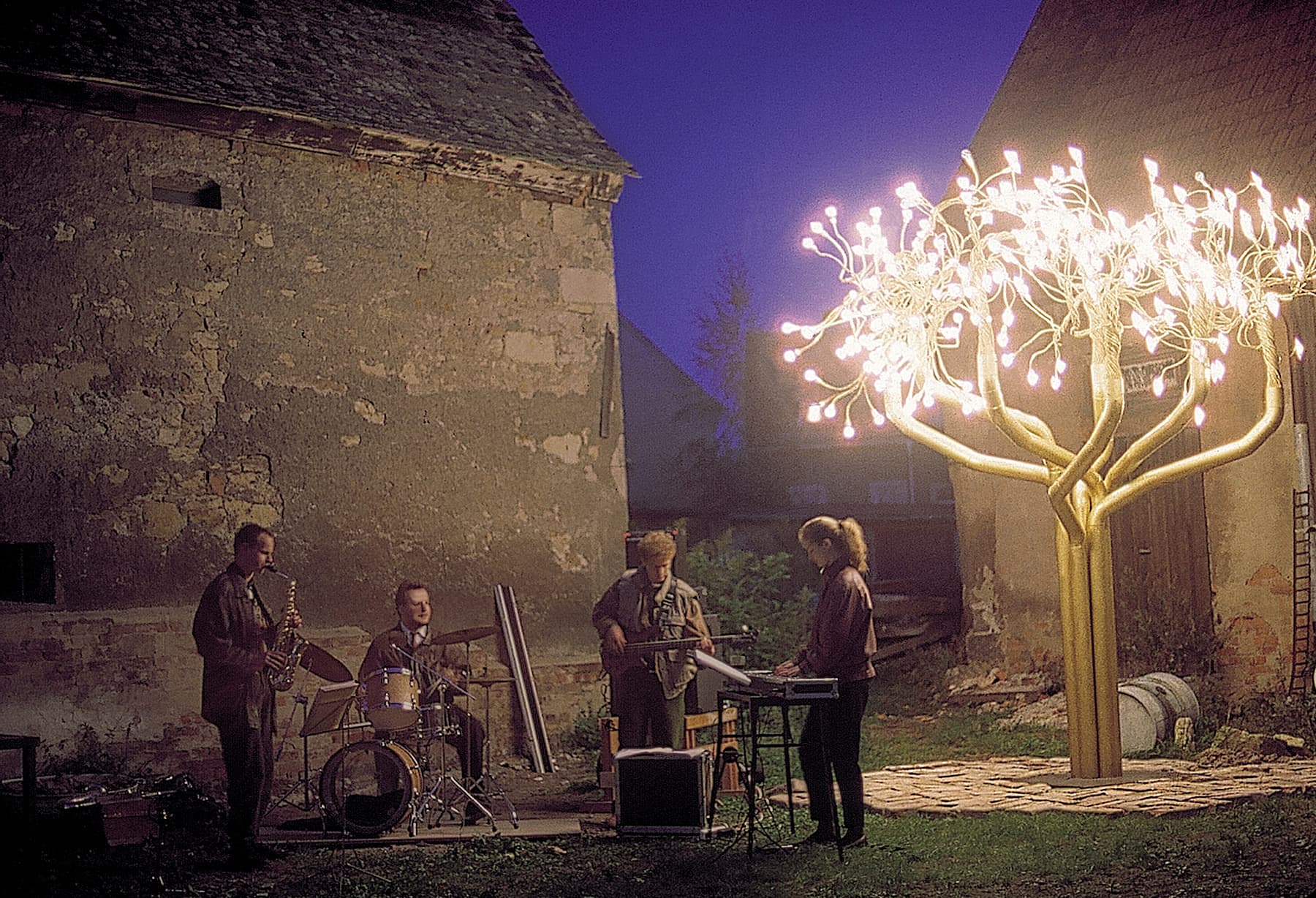 <p>A Dresda (Germania), fu installato l’esemplare unico “Albero della vita” alto 5 metri, con 252 lampadine, con tronco e rami in foglia oro. E’ stato poi acquistato da un collezionista tedesco.</p>