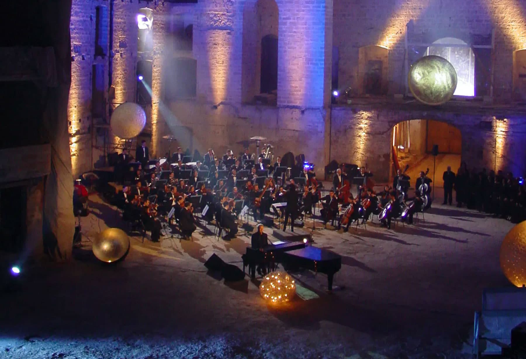 <p>Su richiesta di Claudio Baglioni, Enzo Catellani allestisce a Lampedusa la scenografia per la manifestazione O‘Scià, la rassegna di arti e musica dedicata al tema dell’integrazione culturale (ripetuta negli anni successivi, sino al 2012). Anche la scenografia dello spettacolo di Baglioni al Teatro Petruzzelli di Bari è curata da Enzo Catellani e Pepi Morgia.</p>