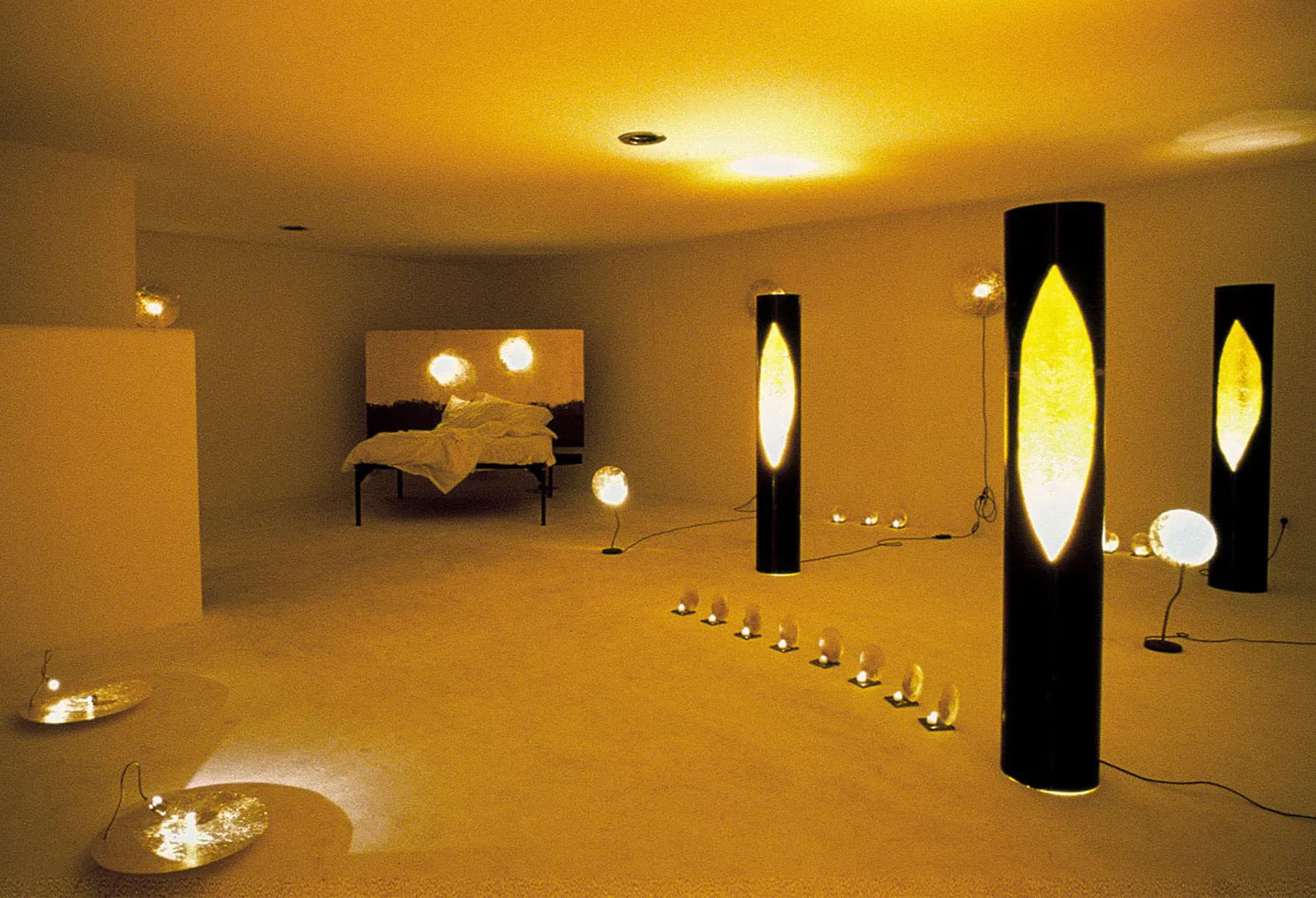 <p>Installazione “Luce d’Oro” per lo show-room Dilmos a Milano, con colonne in ferro e foglia d’oro all’interno i cui riflessi escono da uno squarcio frontale. Sempre in quell’occasione venne presentato il “Letto Sogni d’oro” in edizione limitata, con la grande testata in ferro ricoperta per più di metà in foglia d’oro. Uno di questi esemplari è stato acquistato da Claudio Baglioni.</p>
