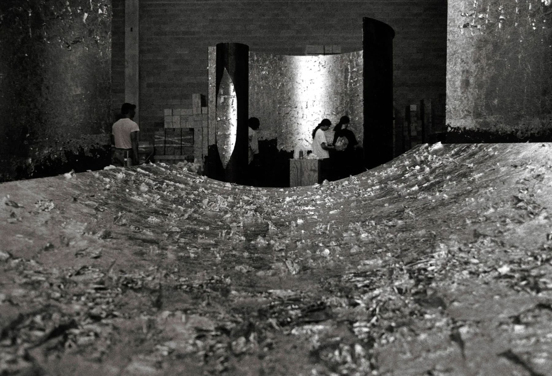 <p>Nasce la collezione “Luci d’Oro”, in cui prende il sopravvento una riflessione sul colore della luce: la luce dorata del sole e del fuoco, luci calde dove il concetto di rifrazione inizia ad acquistare spessore.</p>