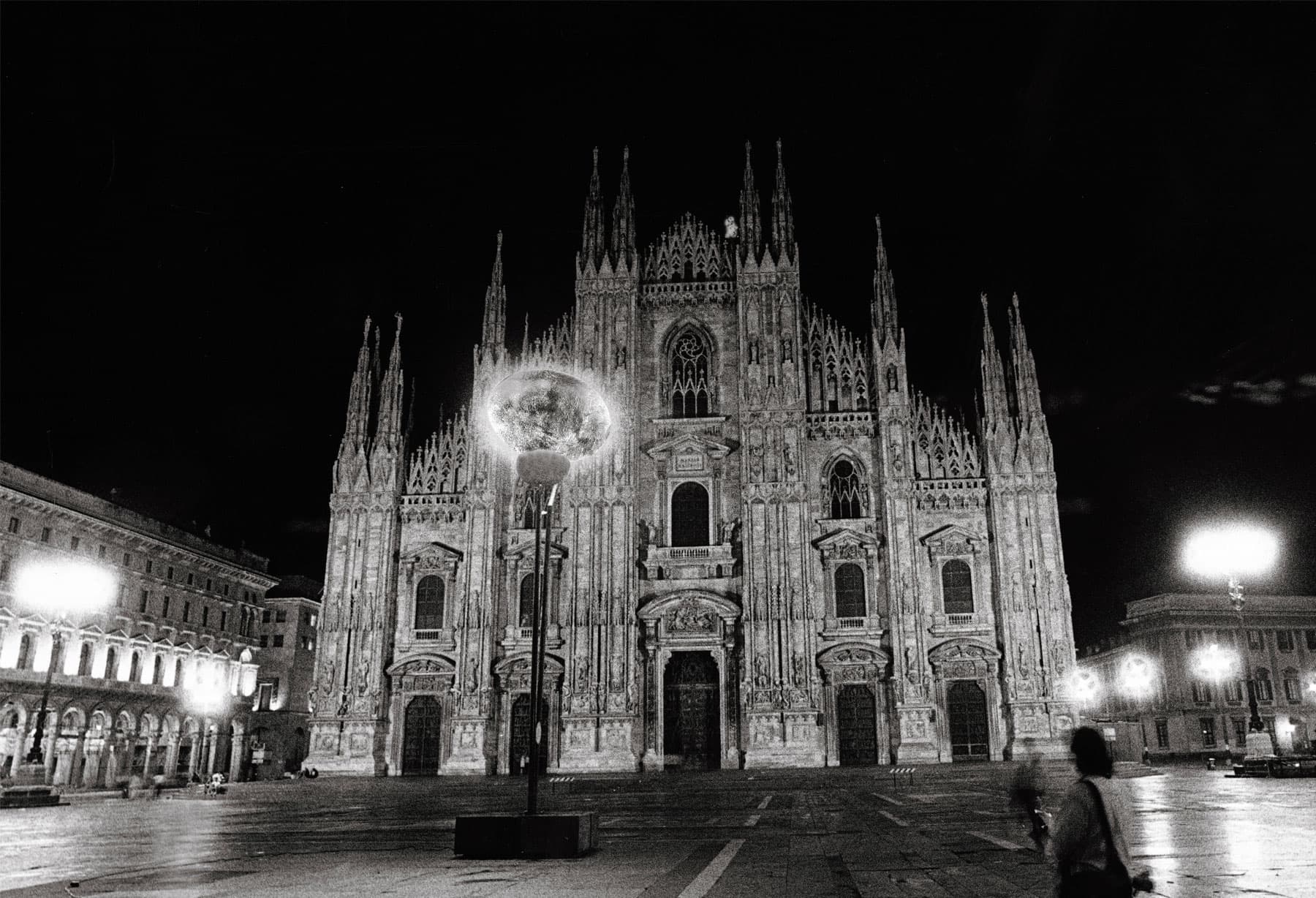 <p>Milano, Piazza Duomo: installazione di “O Sole mio gigante”</p>