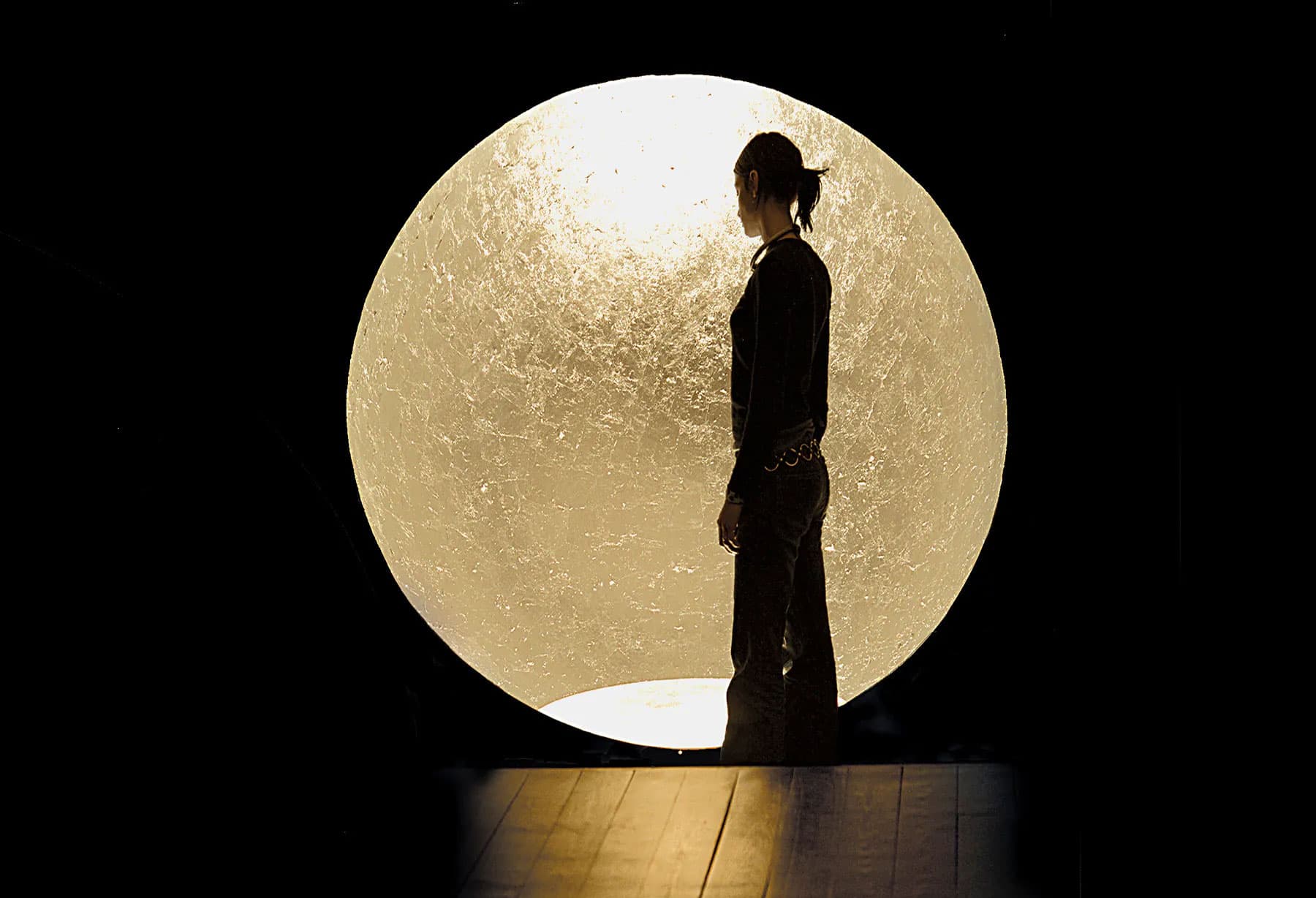 <p>In occasione del Designer’s Saturday – Licht im Raum realizzò la tecnica d’illuminazione dell’acqua. Una semisfera in vetroresina di 2 metri di diametro, rivestita internamente in foglia color oro e argento e lampadine a bassa tensione, completamente immerse nell’acqua, che generano luce in movimento e suggestivi bagliori.</p>