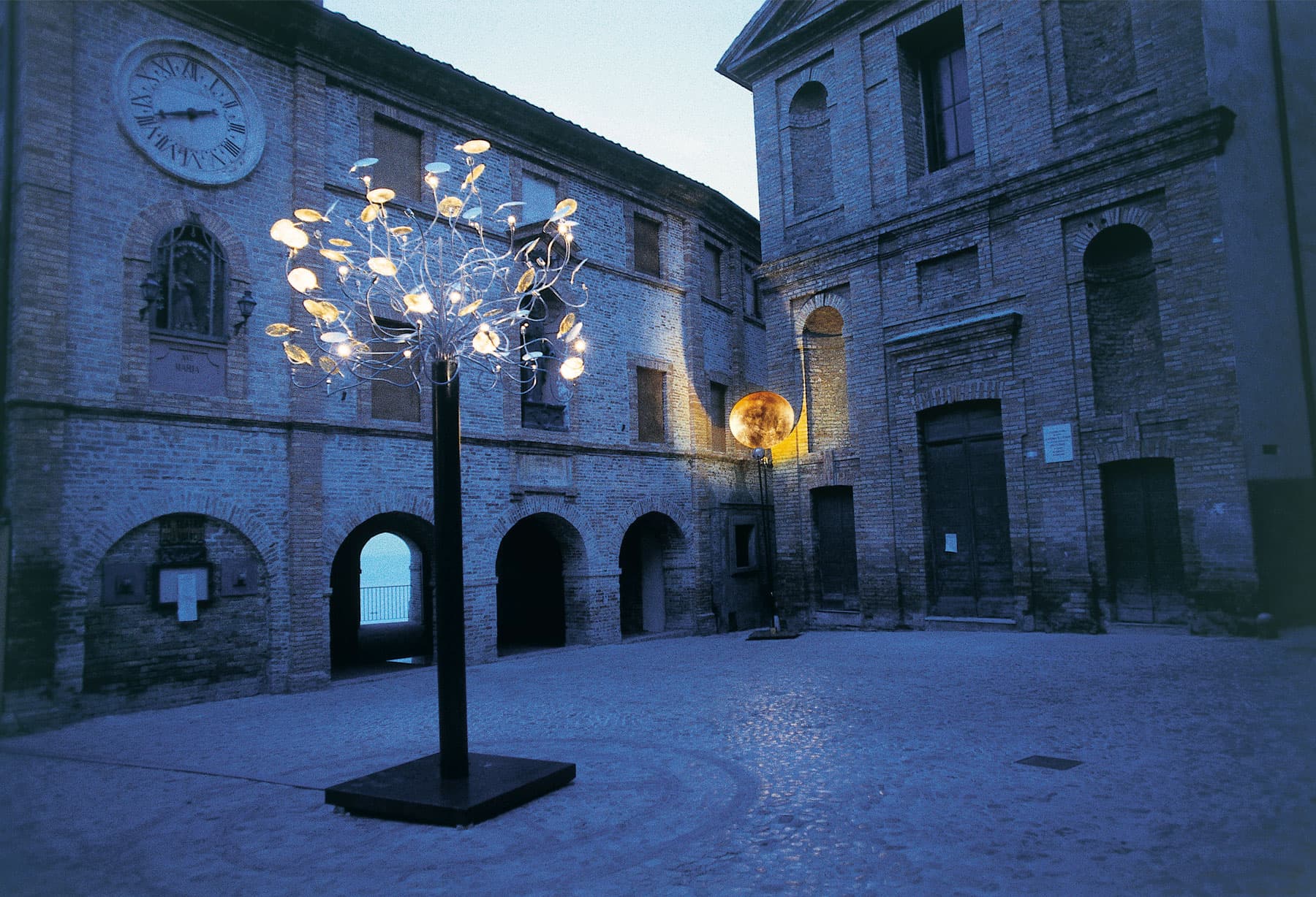<p>Ascoli Piceno, Grottammare, Piazza Peretti: installazione “Albero della Luce d’Oro” e “O Sole mio” gigante</p>