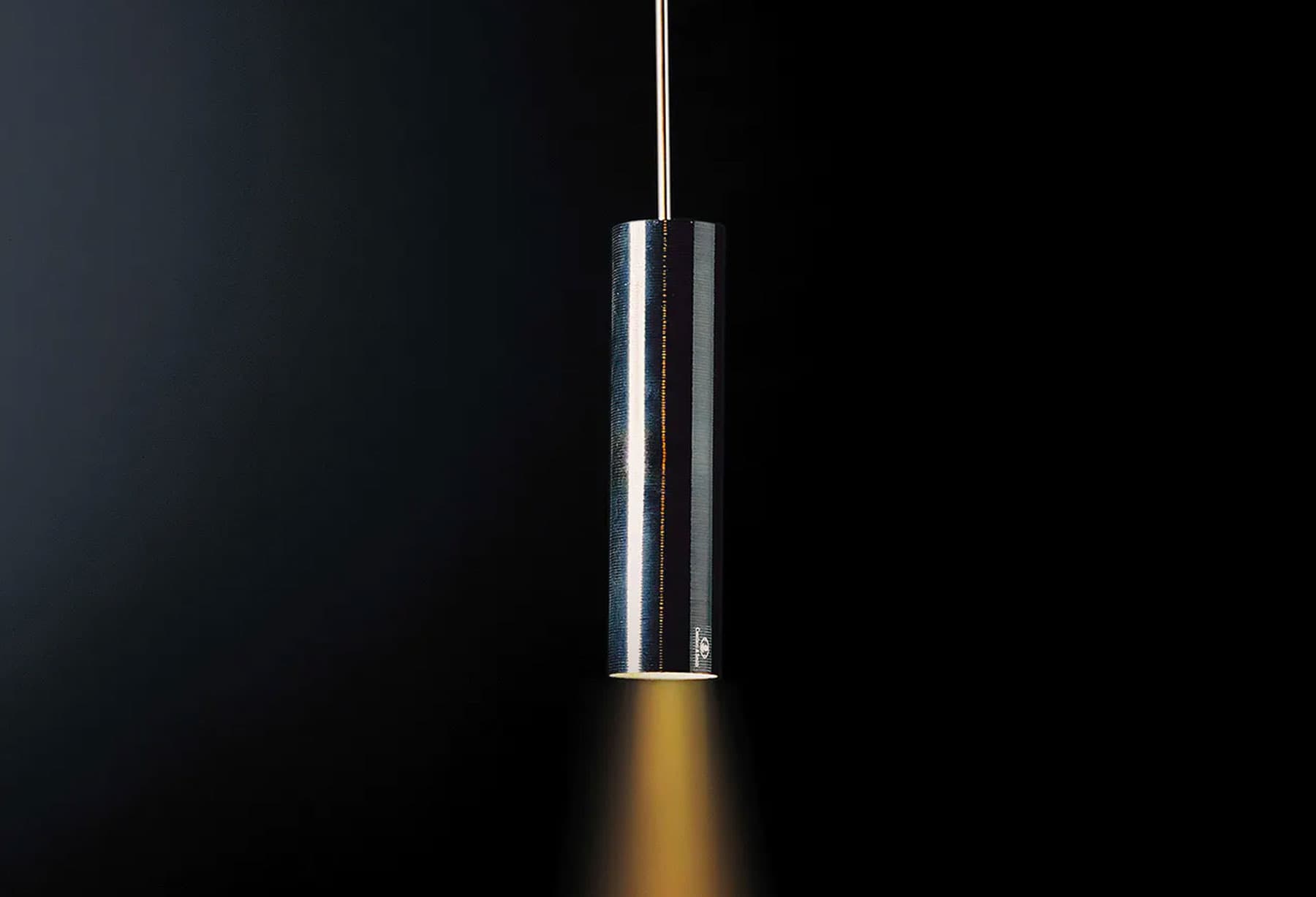 <p>Con l’arrivo di “Lucenera” il processo si inverte: la lampada sacrifica il suo valore scultoreo per dare spazio al concetto di luce pura. La fonte illuminante scompare a favore del soggetto illuminato.</p>