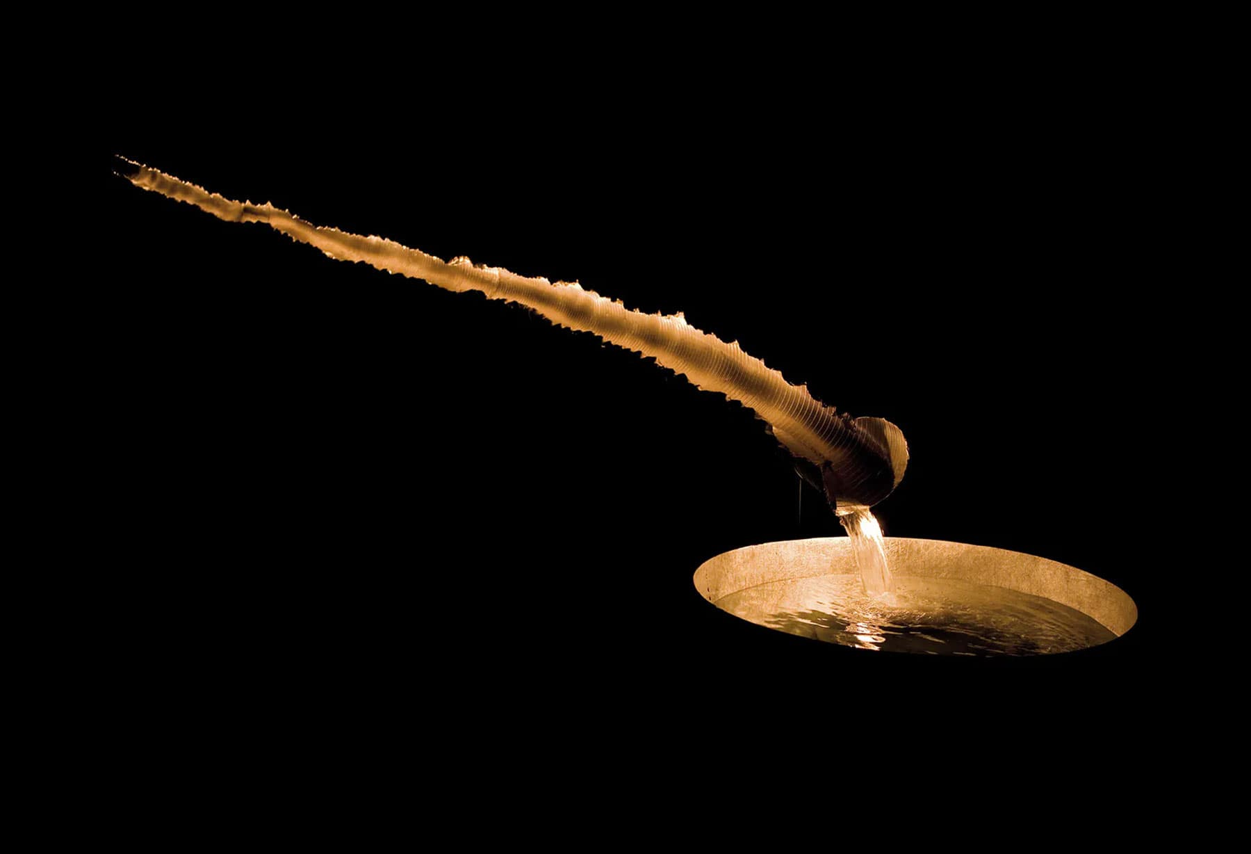 <p>In occasione di “Abitare il Tempo” a Verona, in un’atmosfera surreale di luci e suoni presentò “Moon River”, uno degli oggetti più significativi fuori collezione. Un fiume di alluminio sorretto da basi in ferro con acqua che scorre all’interno, e che viene poi raccolta alla foce in un grande contenitore.</p>