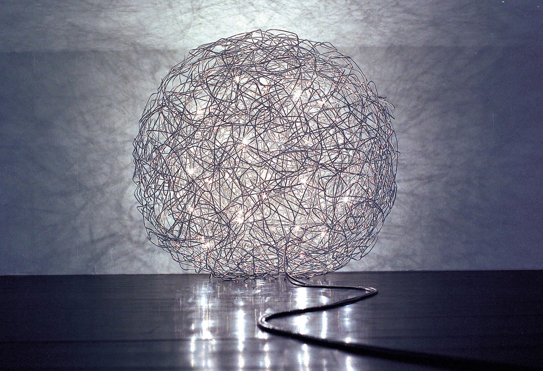 <p>Nasce “Out Collection”, una raccolta di prototipi e concetti fuori collezione. “Fil de Fer”, “Luna nel Pozzo” e “Luce che Dipinge” entrano in produzione in serie limitata.</p>