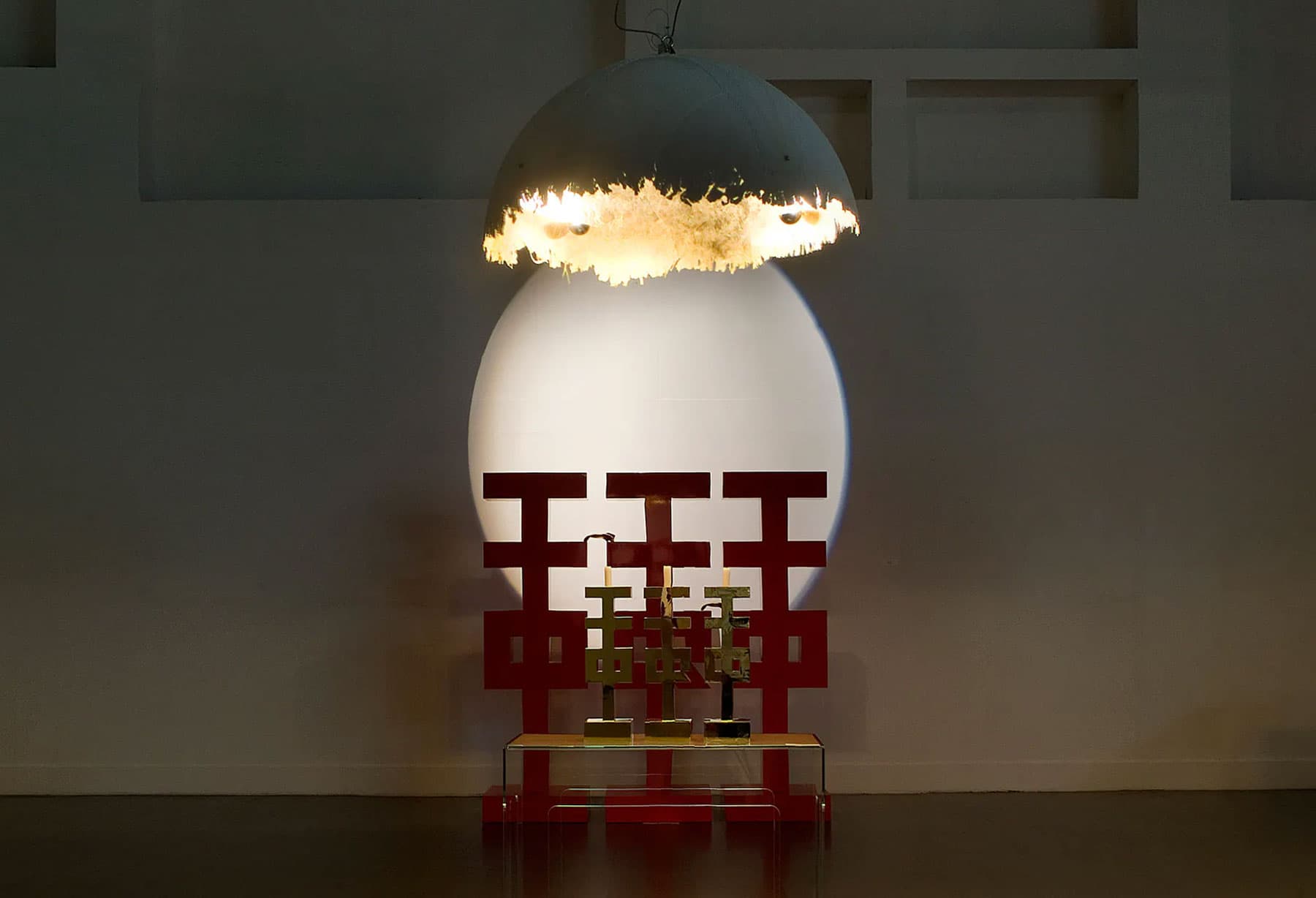 <p>Nello spazio di Doriana e Massimiliano Fuksas e Mimmo Paladino, Enzo Catellani illumina con grandi cupole in vetroresina una collezione di oggetti d’arredo e gioielli contemporanei.</p>