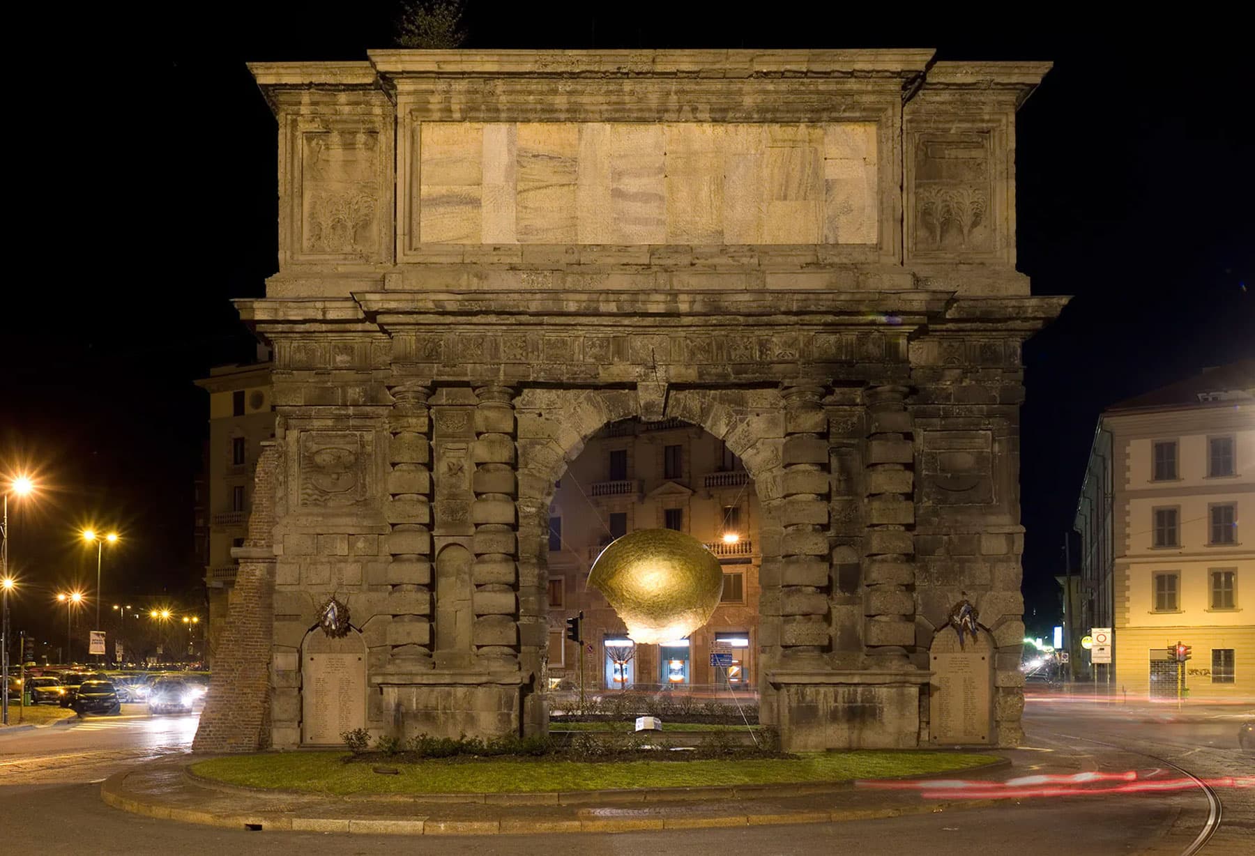 <p>Gilda Bojardi, direttrice del periodico Interni, chiede a Enzo Catellani di realizzare un’opera da installare a Milano: il risultato è la “Sfera Incompiuta” di 3 metri di diametro, in vetroresina esplosa rivestita in foglia color oro all’esterno e argento all’interno, che viene posizionata nell’arco di Porta Romana e viene illuminata per tutta la durata del “Fuori Salone” del Mobile.</p>