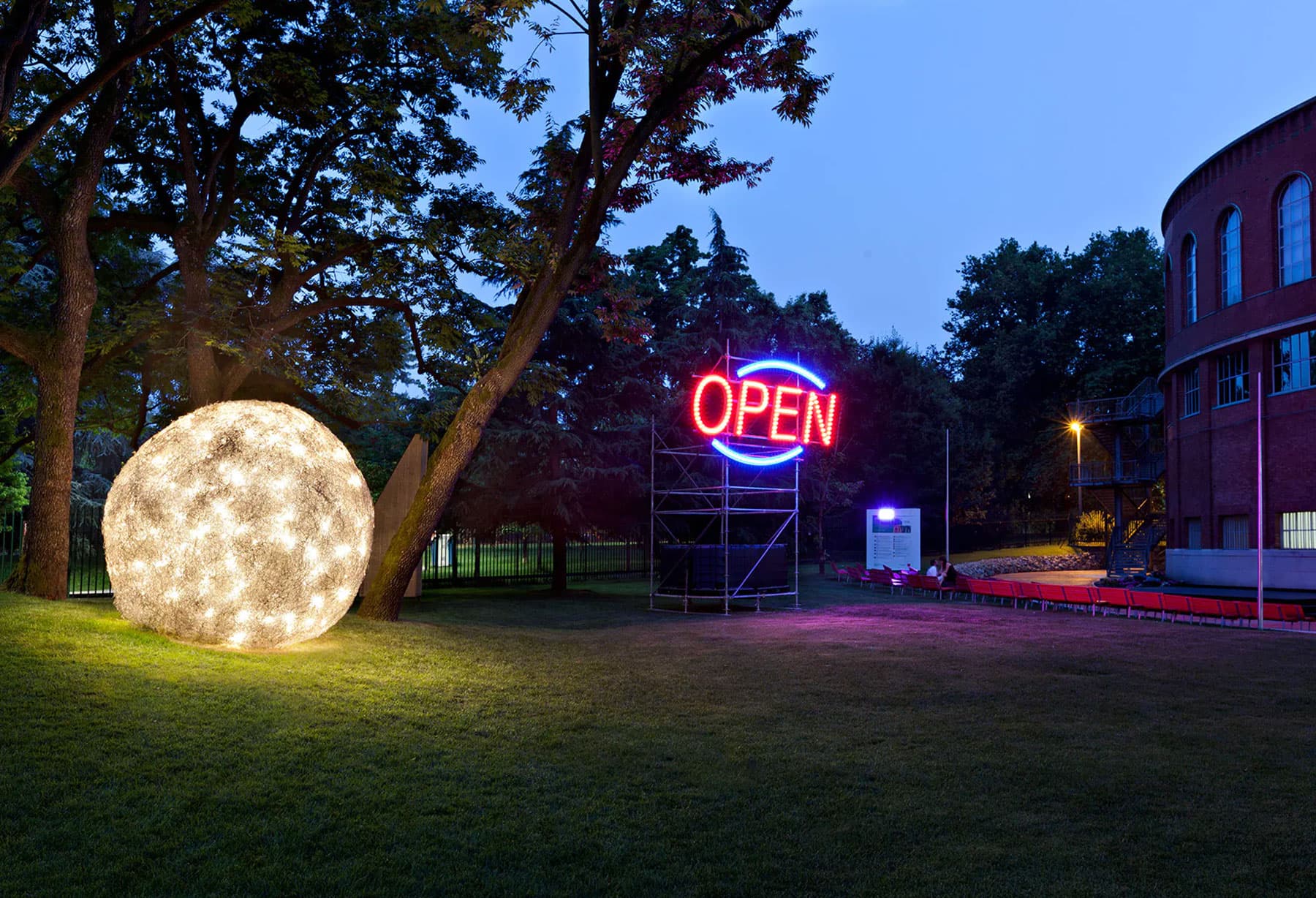 <p>Nei giardini esterni della Triennale di Milano viene installata permanentemente una versione di “Fil de Fer” di 3 metri di diametro, realizzata utilizzando 22.000 metri di filo d’alluminio dal peso totale di 350 kg; è illuminata con 400 lampadine (oggi diventate a LED) creando l’impatto visivo ed emotivo di un cosmo caduto a terra.</p>