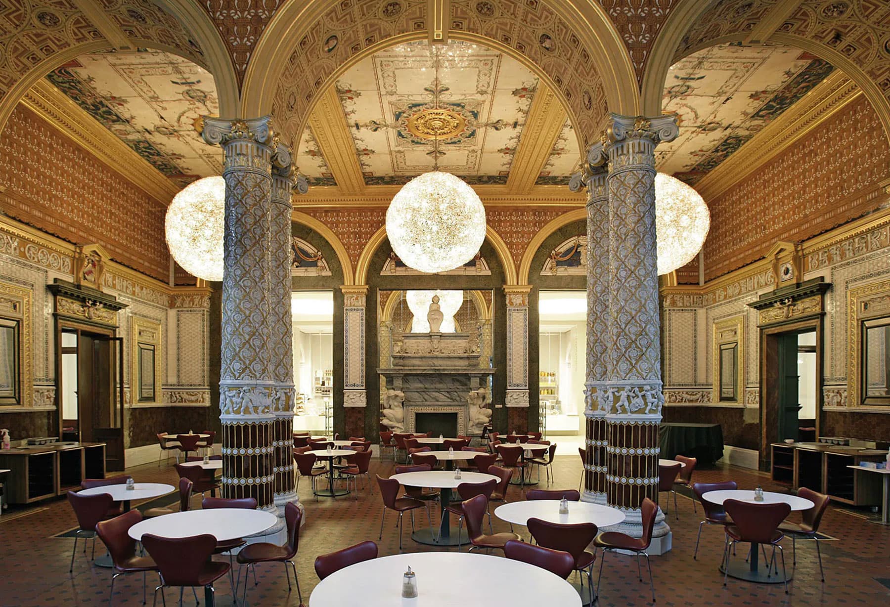 <p>Victoria &amp; Albert Museum ©V&amp;A Images/Victoria and Albert Museum/Galleries 12 to 16, Morris, Gamble and Poynter Rooms/Designed by MUMA/Lighting by Catellani And Smith. El café restaurante del prestigioso Victoria &amp; Albert Museum de Londres, el mayor museo de arte y diseño del mundo, se ilumina con 4 lámparas «Fil de Fer» especiales de 2 metros de diámetro, que mantienen el estilo del museo caracterizado por un diseño moderno y artesanía de calidad.</p>
