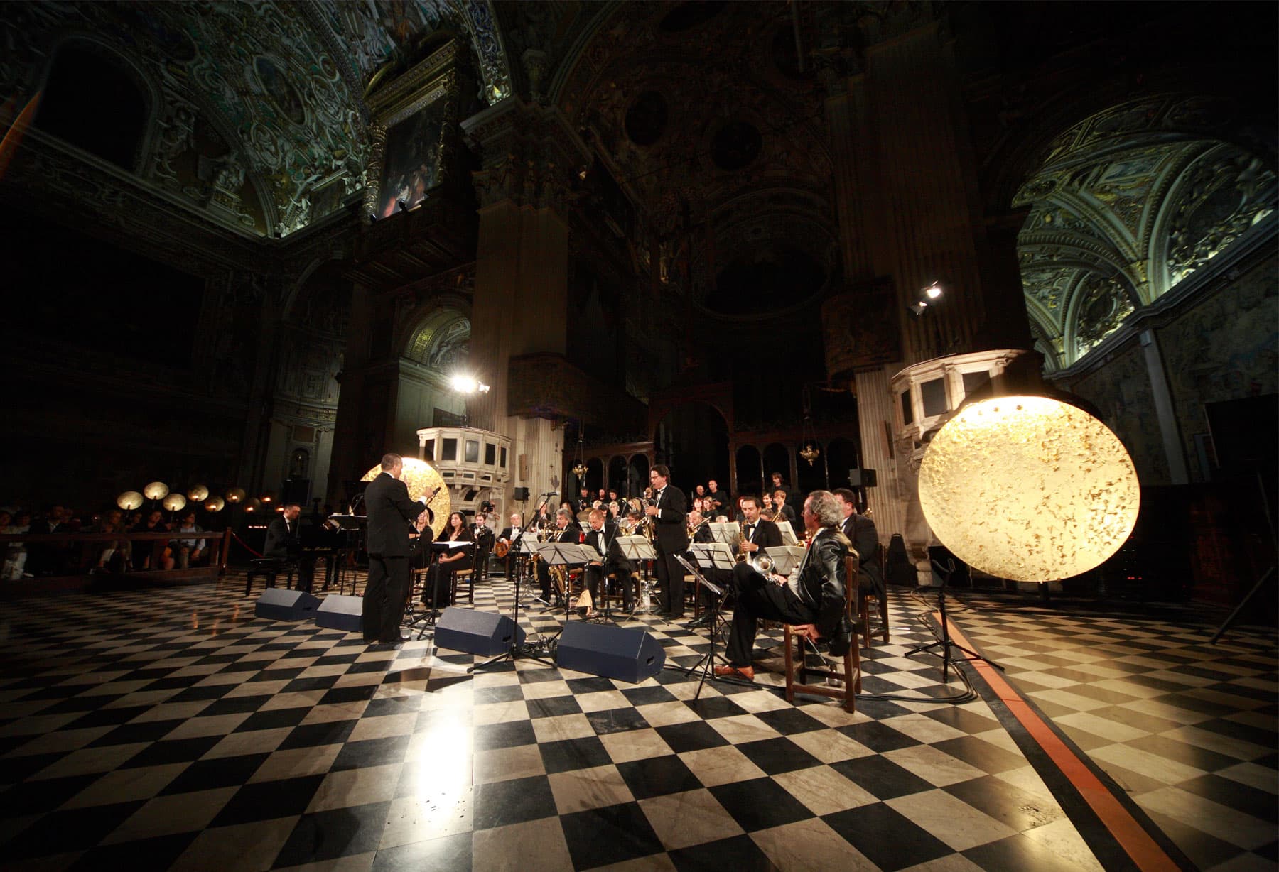 <p>Bergamo: installazione “Lux Chaos Magnum” per Notti di Luce</p>
