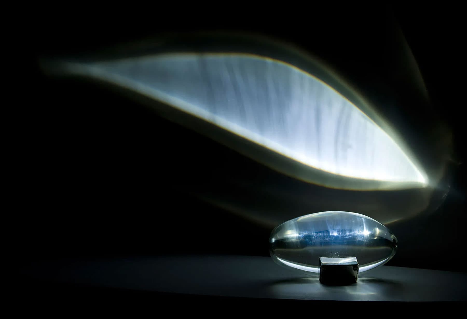 <p>In occasione del Fuori Salone, “Casa della Luce” si illumina con “Atman”, un magico lingam di cristallo con un solo LED nella base in metallo. “Atman” è un cammino di sensazioni, nato durante un viaggio in India: è un periodo grave e buio della vita di Enzo Catellani, con sempre nella mente e negli occhi una luce che veniva dal niente, che non lo ha mai abbandonato e che ha cercato di rendere palpabile e reale. “Atman” è diventata quella luce e con lei il desiderio di intraprendere un cammino a ritroso per riconciliarsi con l’istinto iniziale di fare e con il piacere di creare.</p>