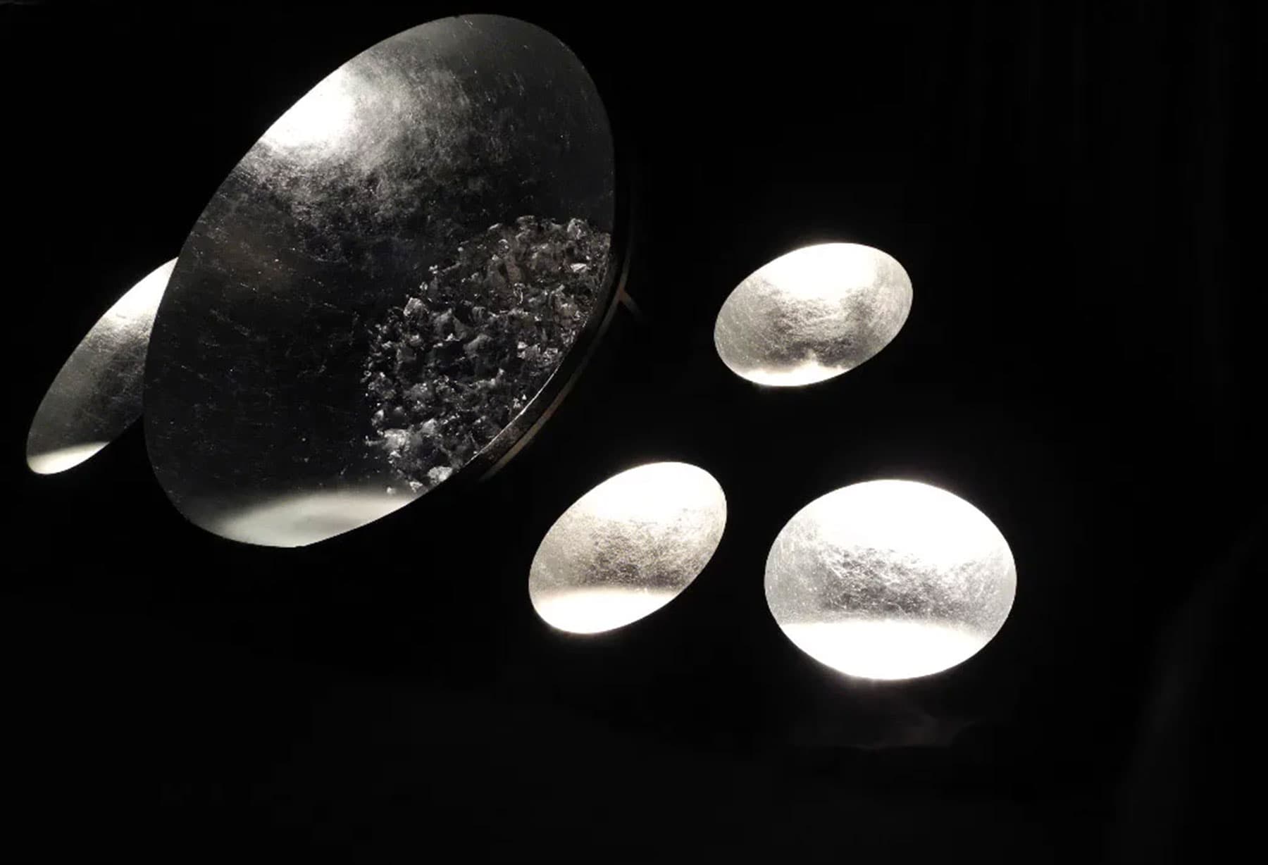 <p>Enzo Catellani è ospite d’onore di Habitat e Jardin a Losanna (Svizzera): riapre le porte della “Casa del Mago”, il nome evocativo dato all’installazione con lampade scenografiche quali “Moon River” e la magica lampada da terra “Luna nel pozzo”.</p>