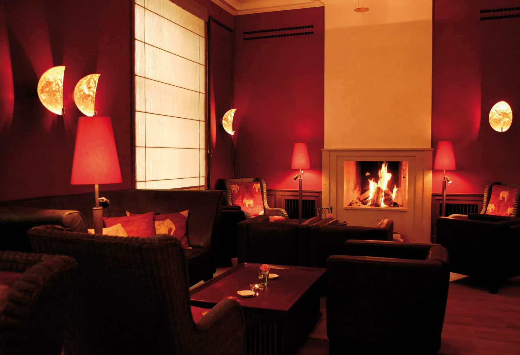 <p>Le lampade Catellani & Smith delle collezioni “Stchu-Moon”, “Luci D’Oro” e “Fil de Fer” illuminano gli ambienti principali dell’albergo Schloss Elmau, hotel SPA unico nel suo genere che è situato nell’incantevole cornice delle Alpi bavaresi a 100 km da München.</p>