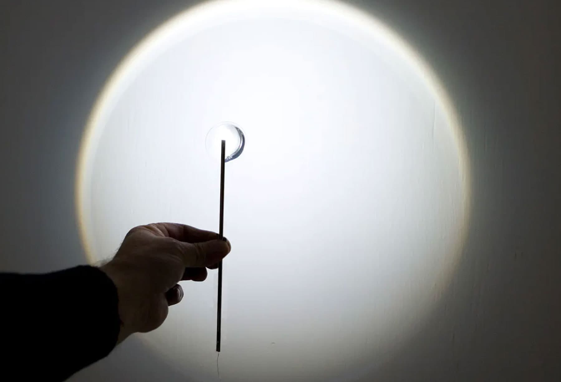 <p>Nasce “Eco-Logic Light”, la magia della luce LED: questa nuova invenzione consente di poter creare un oggetto di valenza poetico-estetica, che dà una luce pari alle vecchie lampadine. Si può così sfruttare il concetto sempre presente nei lavori della Catellani & Smith di luce data dalla rifrazione, a cui si aggiunge il valore del LED: l’assenza di manutenzione e sostituzione, grazie ad una durata pressoché illimitata se prodotto a regola d’arte.</p>