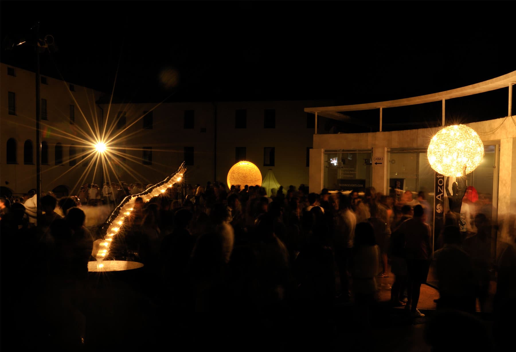<p>Bergamo, GAMeC (Galleria d’Arte Moderna e Contemporanea di Bergamo): installazione di una Luna Piena gigante e di “Moon River”</p>
