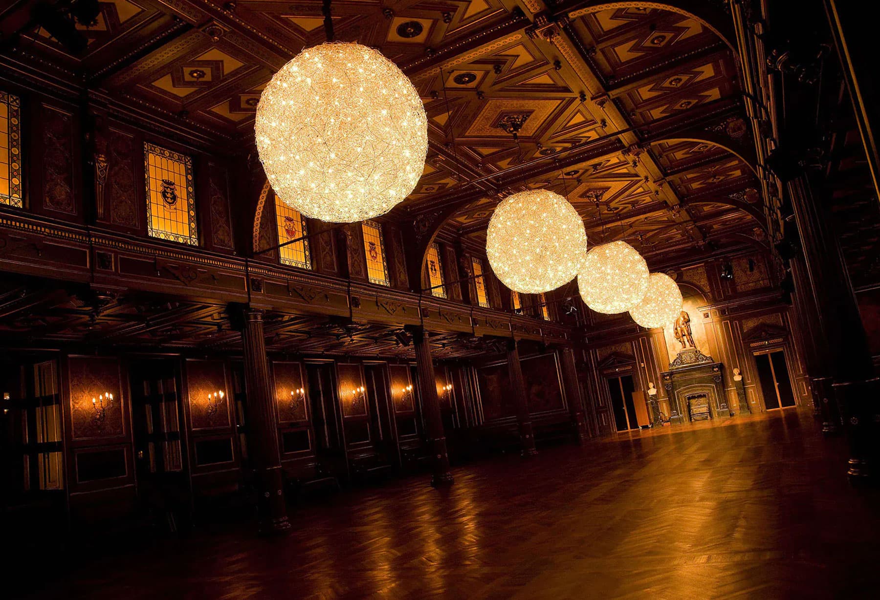 <p>Catellani & Smith collabora alla sostituzione dei lampadari originali del Salone del Cambio della Copenhagen Stock Exhange con 4 “Fil de Fer” realizzati su misura del diametro di 2 metri. La sala, che era il centro vitale della Borsa, oggi viene affittata per congressi ed eventi.</p>