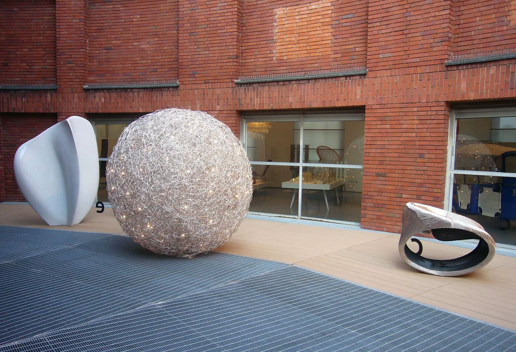 <p>Alla Triennale Milano per la Mostra Triennale Serie Fuori Serie fa capolino un’enorme matassa di filo di alluminio contenente tantissimi punti luminosi, una lampada cosmica che pare un modello possibile dell’universo.</p>