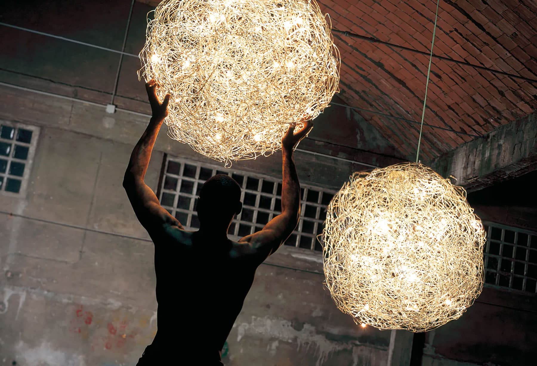 <p>La lampada più nota nel mondo, “Fil de Fer”, è stata selezionata in rappresentanza del Made in Italy per l’esposizione nel Padiglione Italiano in occasione del World Expo Shanghai 2010 per poi entrare a far parte della collezione del museo di Shanghai al termine della sua costruzione.</p>
