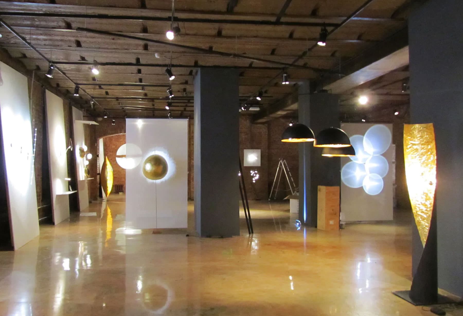 <p>Enzo Catellani è ospite d’onore alla Design Gallery di San Pietroburgo, dove, davanti a numerosi giornalisti, rappresentanti delle maggiori riviste specializzate nel settore dell’arredamento e di alcune televisioni russe, ha presentato la collezione “Eco-Logic Light” in una suggestiva location.</p>