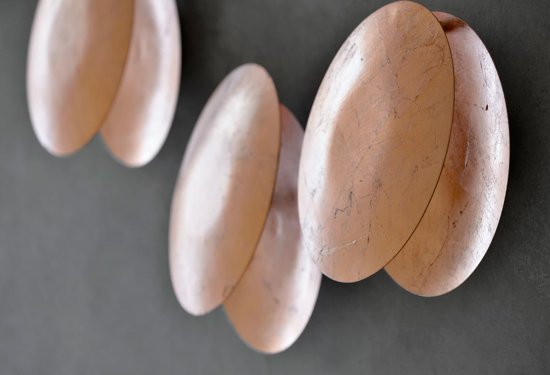 <p>Nasce “Lederam”, l’ultima evoluzione di “Eco-Logic Light”: il suo nome unisce la tecnologia LED alla nuova finitura in foglia color rame.I dischi dal colore caldo e morbido racchiudono un modulo LED a tensione di rete di ultima generazione. La collezione è disponibile anche in diverse combinazioni di colore.</p>