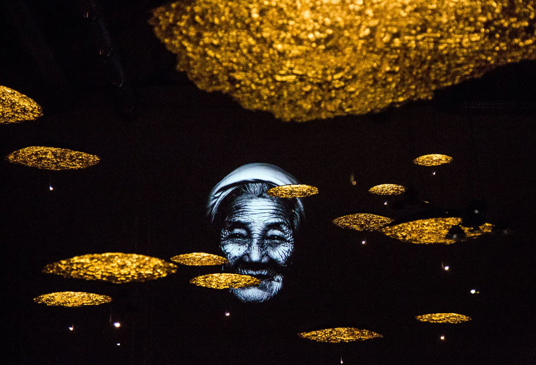 <p>In concomitanza con Expo Milano 2015, Enzo Catellani partecipa ad ‘Alma Mater’ di Yuval Avital: per l’occasione realizza un’installazione luminosa site-specific, in dialogo con ‘Il Terzo Paradiso’ di Michelangelo Pistoletto, presso la Fabbrica del Vapore di Milano.</p>