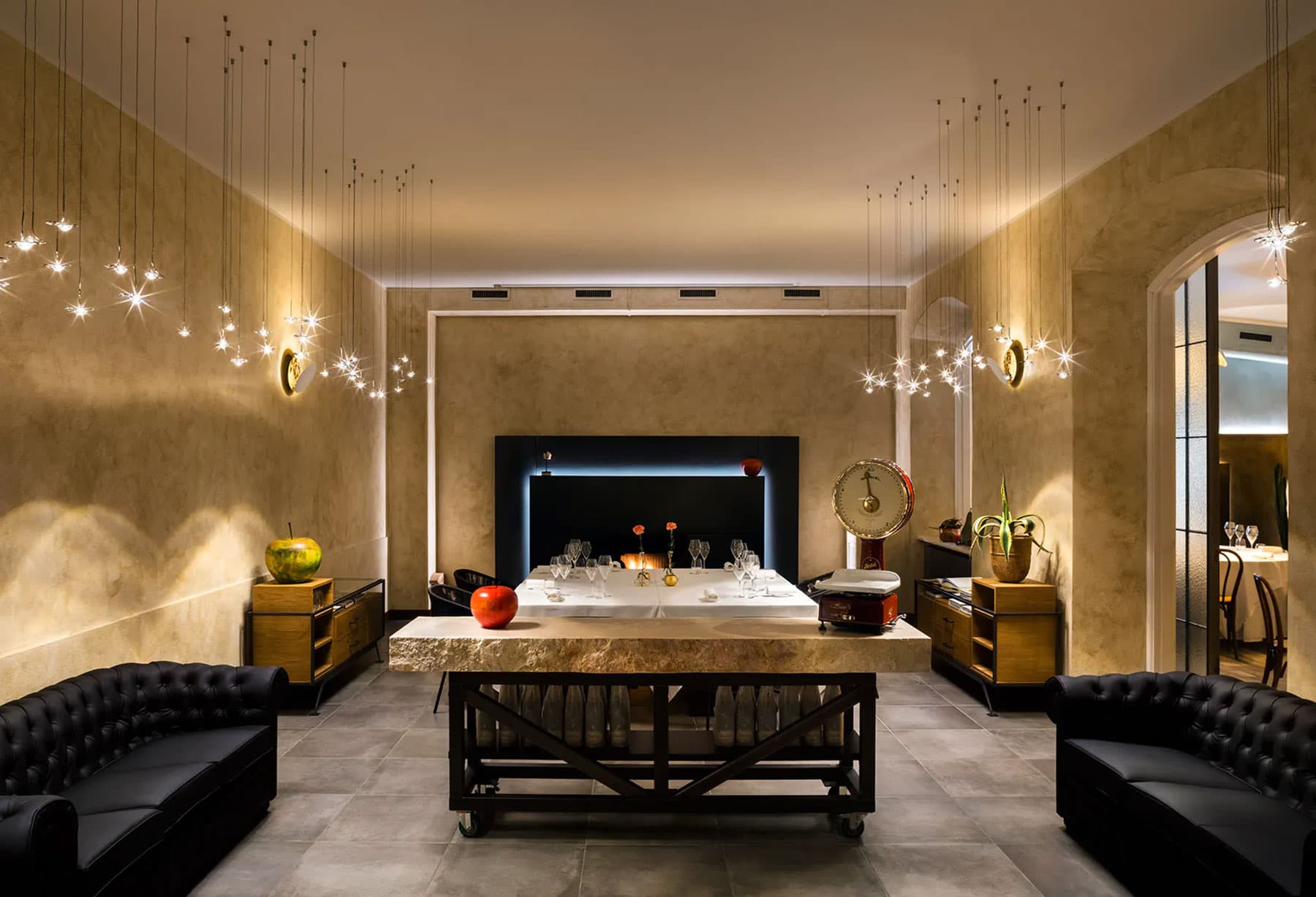 <p>La luce di Catellani & Smith risplende nel nuovo ristorante ‘Casual’ di Enrico Bartolini, chef pluristellato di fama internazionale. ‘Casual’ è collocato ai piedi della suggestiva salita panoramica di San Vigilio, nell’incantevole borgo racchiuso dalle mura di Città Alta a Bergamo, dal 2017 patrimonio nazionale UNESCO.</p>
