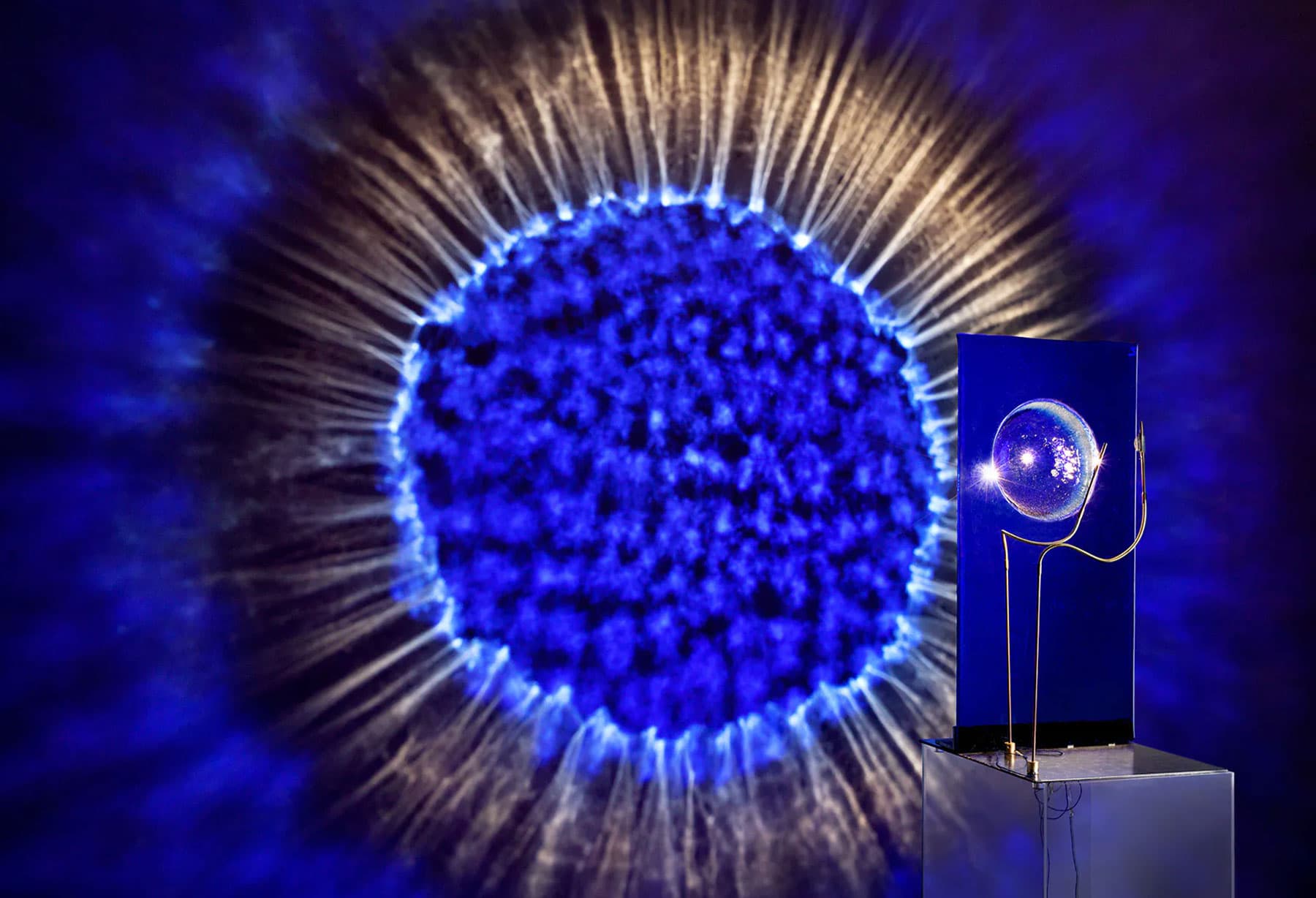 <p>In occasione del Fuori Salone di Milano, Enzo Catellani presenta presso “Casa della Luce” l’installazione “Hallucinations”: un gioco di proiezioni ottiche e sfumature di colori eccezionali, ottenute da una lavorazione manuale particolarmente raffinata e precisa, che rende di nuovo attuale l’antica lavorazione del vetro grazie alla collaborazione artistica con il maestro vetraio Giuliano Gaigher.</p>
