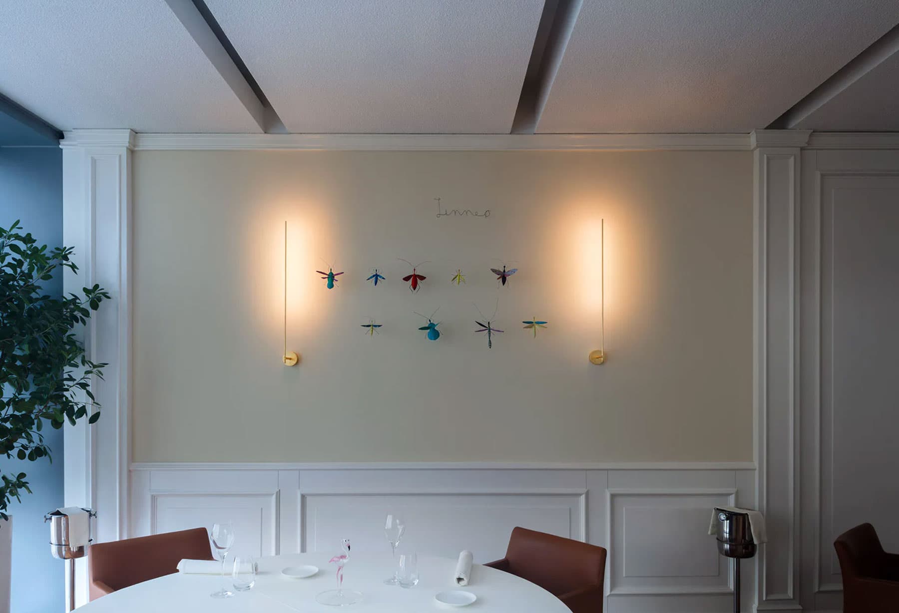 <p>La collaboration avec le Musée des cultures MUDEC de Milan, situé via Tortona, au cours de la Design Week milanaise, est l’une des plus importantes de l’année : Catellani &amp; Smith illumine le restaurant du musée, dirigé par le chef pluri-étoilé Enrico Bartolini, avec les lampes de la collection « Light Stick ». Grâce à leur simplicité, à leur raffinement et à un équilibre harmonieux d’ombres et de lumières, elles mettent en valeur le design épuré et sobre de la boiserie et des murs blancs.</p>
