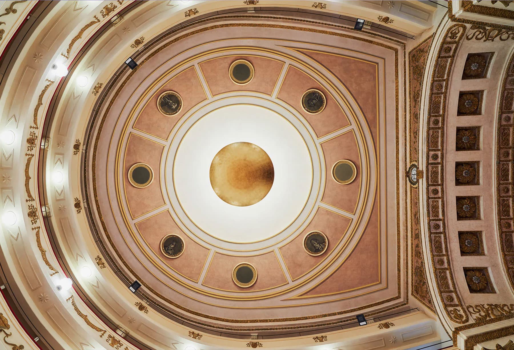 <p>Catellani & Smith partecipa all’ambizioso progetto di restauro del “Teatro Sociale Camogli”, che riapre dopo 40 anni di inattività grazie al lavoro degli Studi Berlucchi di Brescia e Arassociati di Milano, fornendo una serie di lampade di straordinario impatto scenografico, come il grande disco dorato che nasconde al suo interno un’anima di luce studiata da Light Contract (azienda che ha curato il progetto illuminotecnico del Teatro).</p>