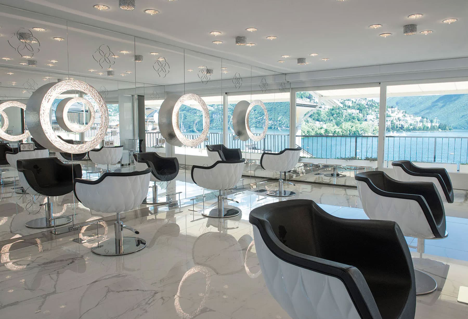 <p>Dopo la collaborazione del 2013 per il Kingdom of Beauty a Milano, gli Atelier Aldo Coppola decidono di affidarsi ancora una volta al design della luce di Catellani & Smith per il loro primo flagship store di Lugano. Il nuovo regno di bellezza d’Oltralpe, nato da un’idea di Aldo Coppola Jr e dall’esperienza dell’architetto Anton Kobrinetz, è espressione di un benessere a 360° con trattamenti esclusivi per la cura del capello e del corpo.</p>