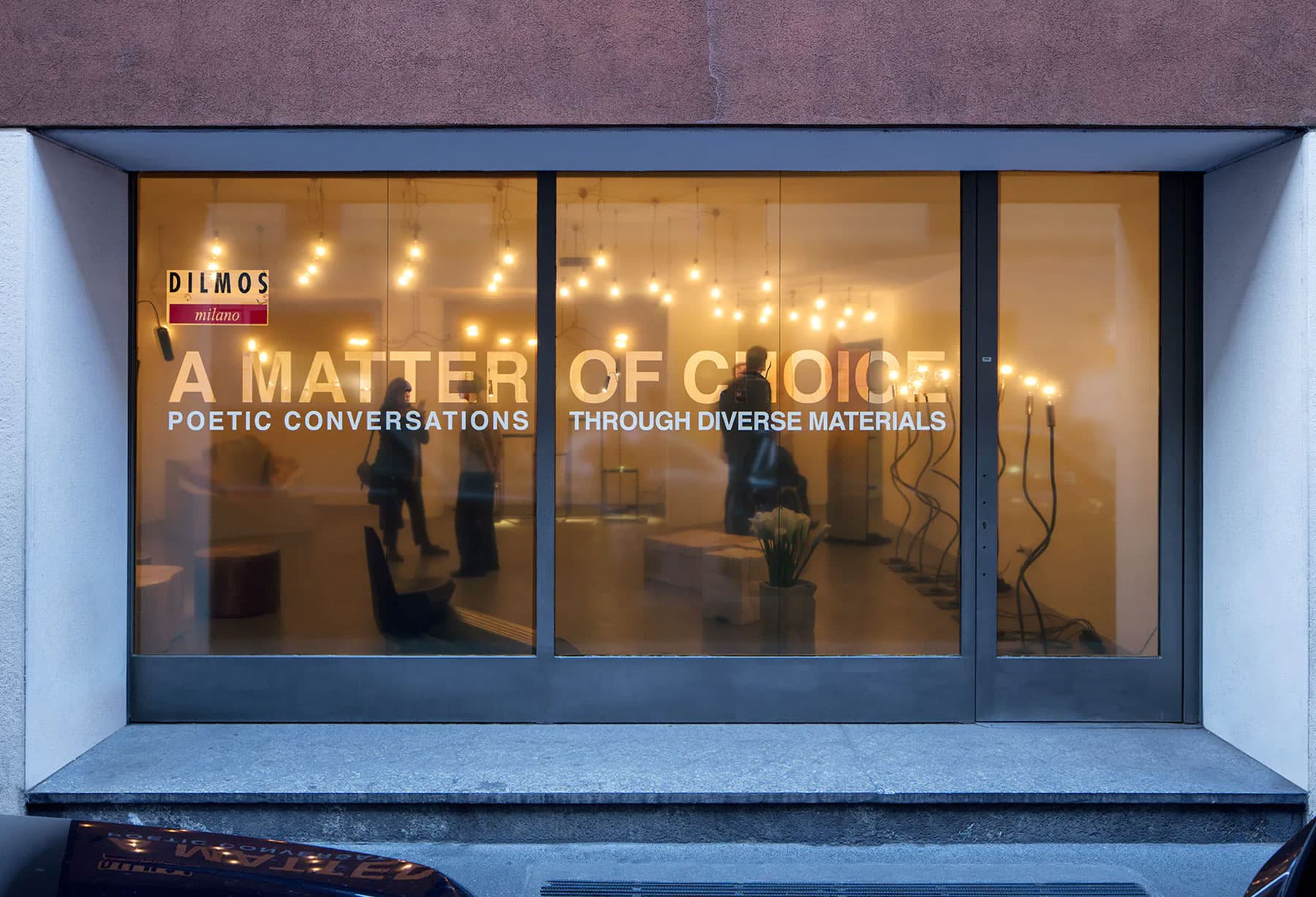 <p>Enzo Catellani allestisce un’installazione luminosa come parte dell’evento “A Matter of Choice” presso Dilmos. “In occasione del Fuorisalone di quest’anno, ho colto con entusiasmo la proposta dell’amico Sergio Riva, prendendo parte al suo interessante progetto. L’intento è stato quello di rendere tributo a ciò che ha segnato l’inizio della mia avventura e della collaborazione, ormai quasi trentennale, con Dilmos. Proprio per questo motivo, componenti fondamentali degli oggetti realizzati sono flex e lampadine, divenuti ormai tratto distintivo della produzione Catellani & Smith, reinterpretati e proposti in una nuova soluzione, che si discosta completamente dal passato, ma al tempo stesso intende rendergli omaggio. La modifica di alcuni dettagli e l’adozione di nuove soluzioni tecniche si combinano con la scelta di nuove finiture. Il risultato è una serie limitata di oggetti dedicati, che comprendono lampade da terra e da soffitto, oltre ad una composizione modulare sospesa, che ha la caratteristica di potersi estendere all’infinito. Il mio pensiero va all’amico Andrea Salvetti, a cui dedico questa mia realizzazione.”</p>