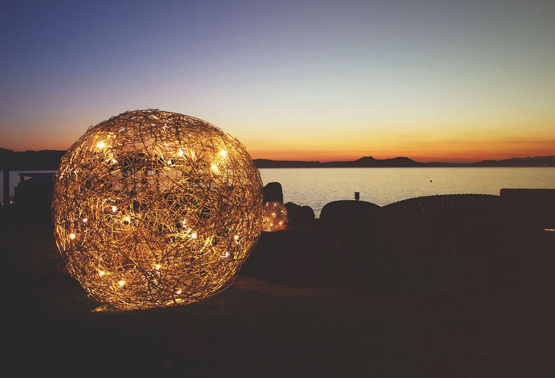 <p>Per la seconda stagione il Phi Beach in Costa Smeralda, Sardegna diventa la vetrina perfetta per lampade della collezione da esterno in una location di rara bellezza e suggestione.</p>
