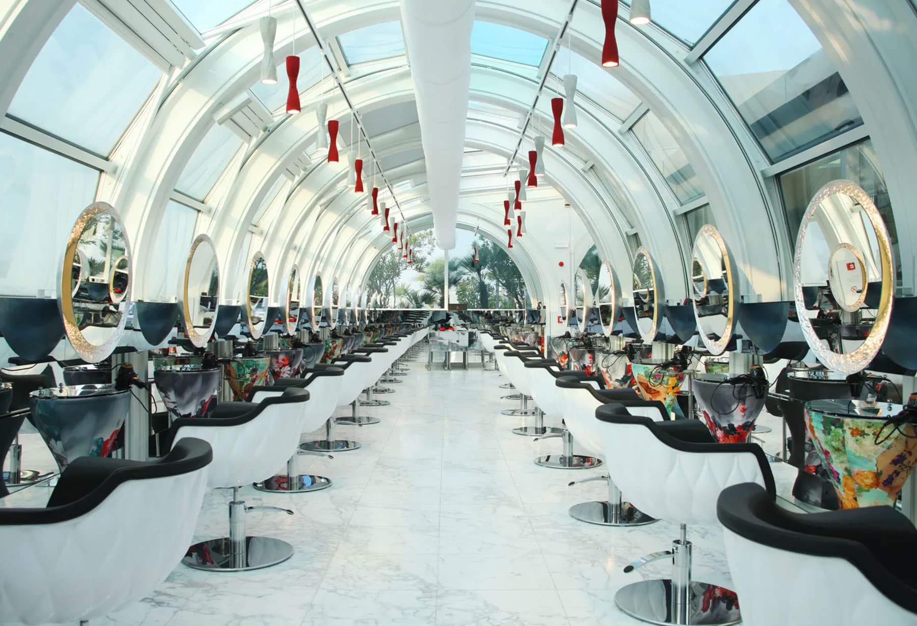 <p>La collaborazione con gli Atelier Aldo Coppola continua, sempre a Milano, nel nuovo salone presso “La Rinascente” in una location suggestiva. Per l’occasione, oltre ad alcuni modelli presenti a Lugano, nasce la sospensione “Dress My Beauty”, disegnata con l’architetto Anton Kobrinetz.</p>