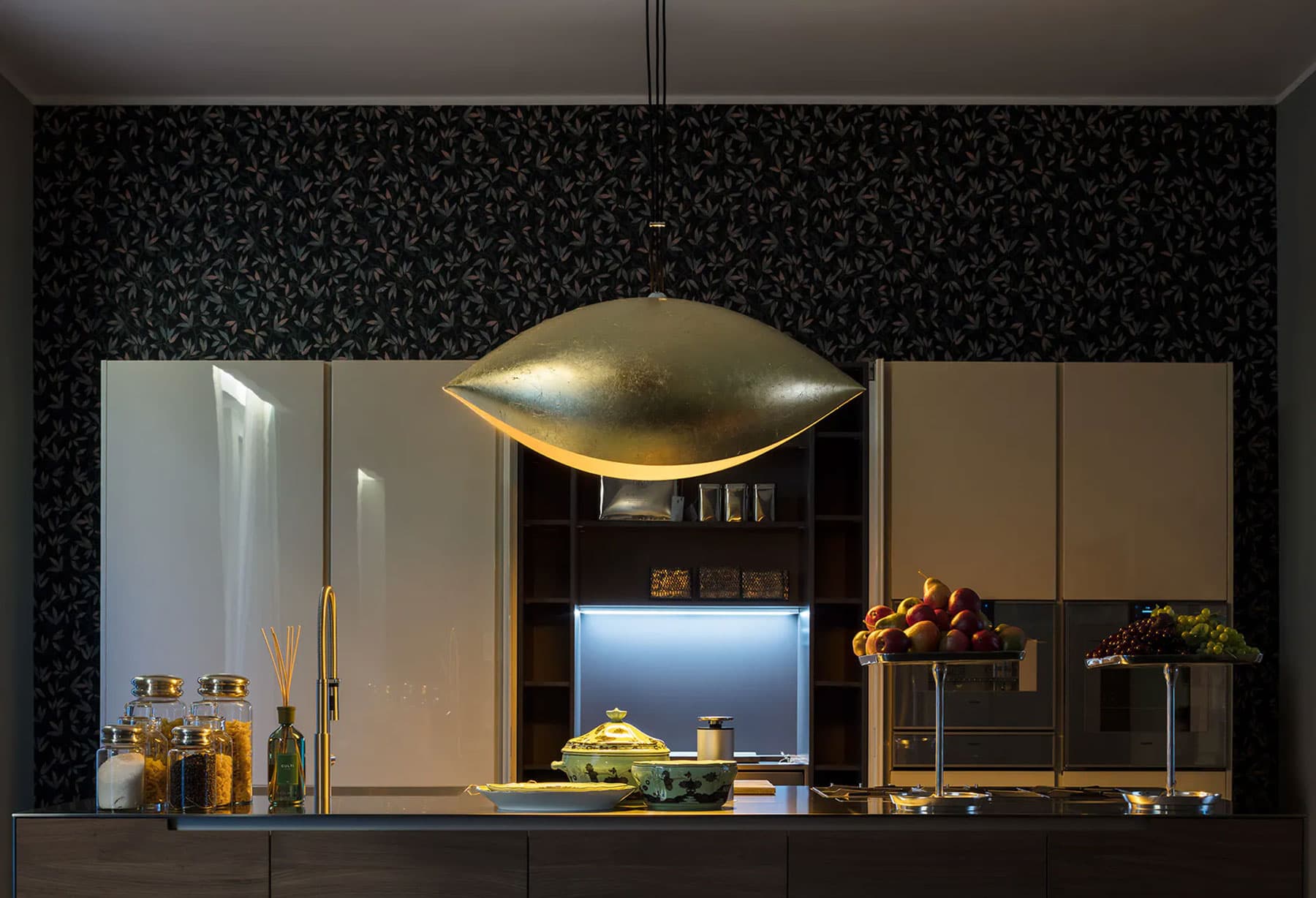 <p>Catellani & Smith trova casa nel nuovo concept store Salvioni in via Durini 3 a Milano. Lo showroom ospita un percorso espositivo, progettato dall’architetto Riccardo Rocchi, sui differenti stili dell’abitare. In questo luogo di atmosfere suggestive, si inseriscono le lampade di Catellani & Smith, armonizzando elementi d’arredo e spazi: ad ogni piano dell’edificio è associata una creazione significativa di Catellani & Smith, proposta sia nella sua tipologia standard, sia in quella ‘custom’ realizzata ad hoc per le esigenze spaziali del nuovo concept store. Le serie “Lederam”, “Fil de Fer”, “Luci d’Oro”, “Stchu-moon” e “Turciù” sono solo alcune delle collezioni presenti all’interno dello showroom Salvioni Milano Durini. Oltre ai prodotti pensati per l’illuminazione d’interni, è inoltre presente tutta la collezione outdoor. Ecco allora accendersi sulle terrazze esterne e sui giardini verticali i punti luminosi delle sfere dell’iconica Fil de Fer e le nuove creazioni outdoor per un’atmosfera magica.</p>