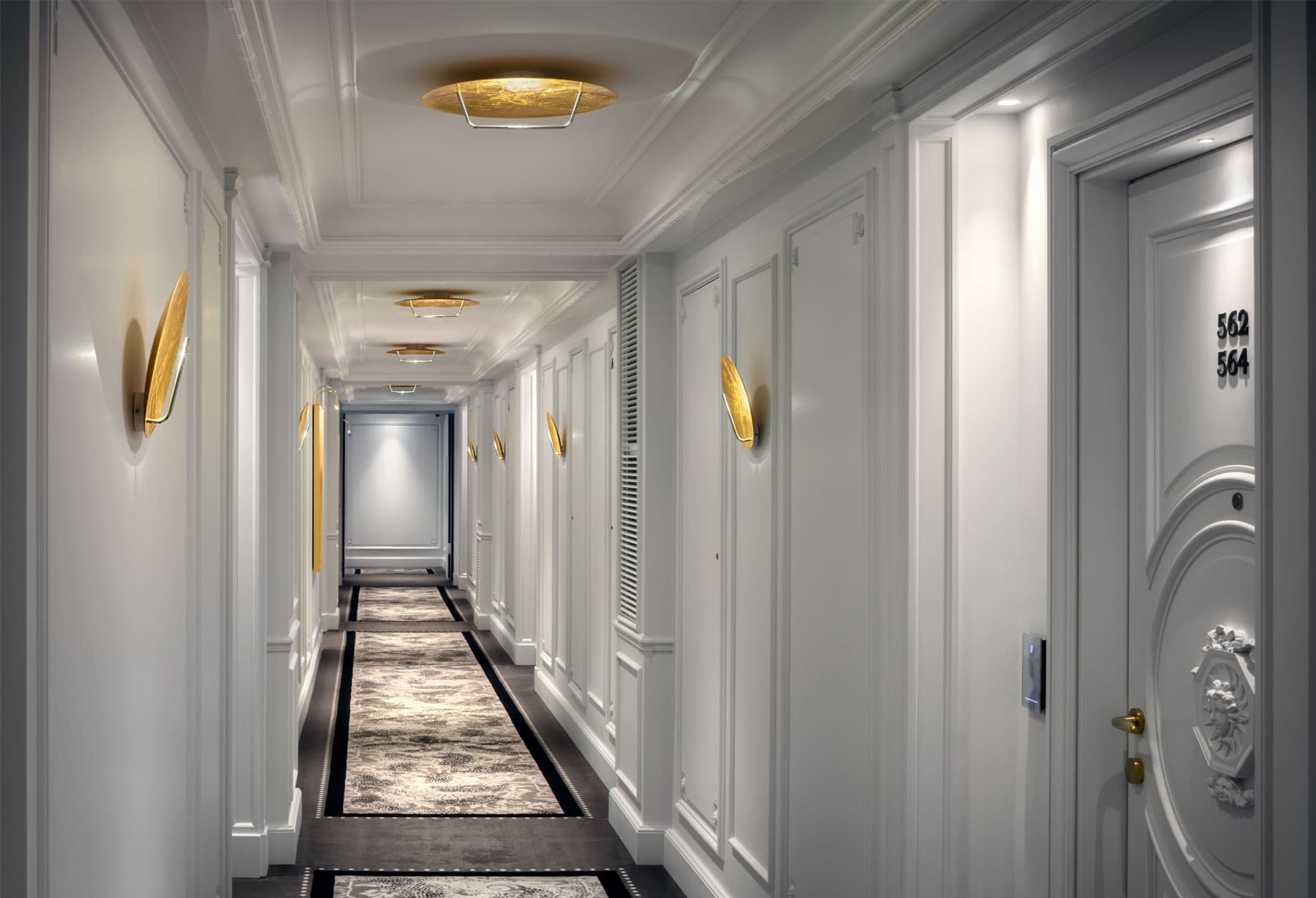 <p>Catellani & Smith collabora con Hotel de Paris a Montecarlo, nel Principato di Monaco, per illuminare alcuni spazi chiave della nuova ristrutturazione di uno degli alberghi più prestigiosi del mondo. Le luci scelte sono una versione LED della lampada “Disco” e un modello custom di “Luna LED” parete.</p>