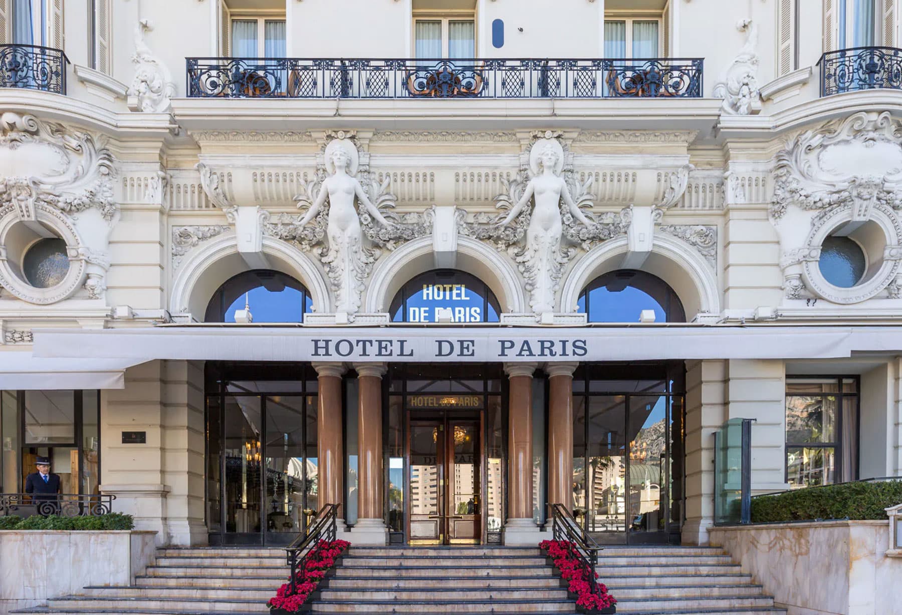 <p>A dicembre l’Albero di Luce, scultorea reinterpretazione di Enzo Catellani del tradizionale abete natalizio, è esposto per diversi giorni nella hall dell’Hotel de Paris di Montecarlo, in occasione dell’asta benefica a favore di Action Innocence Monaco.</p>