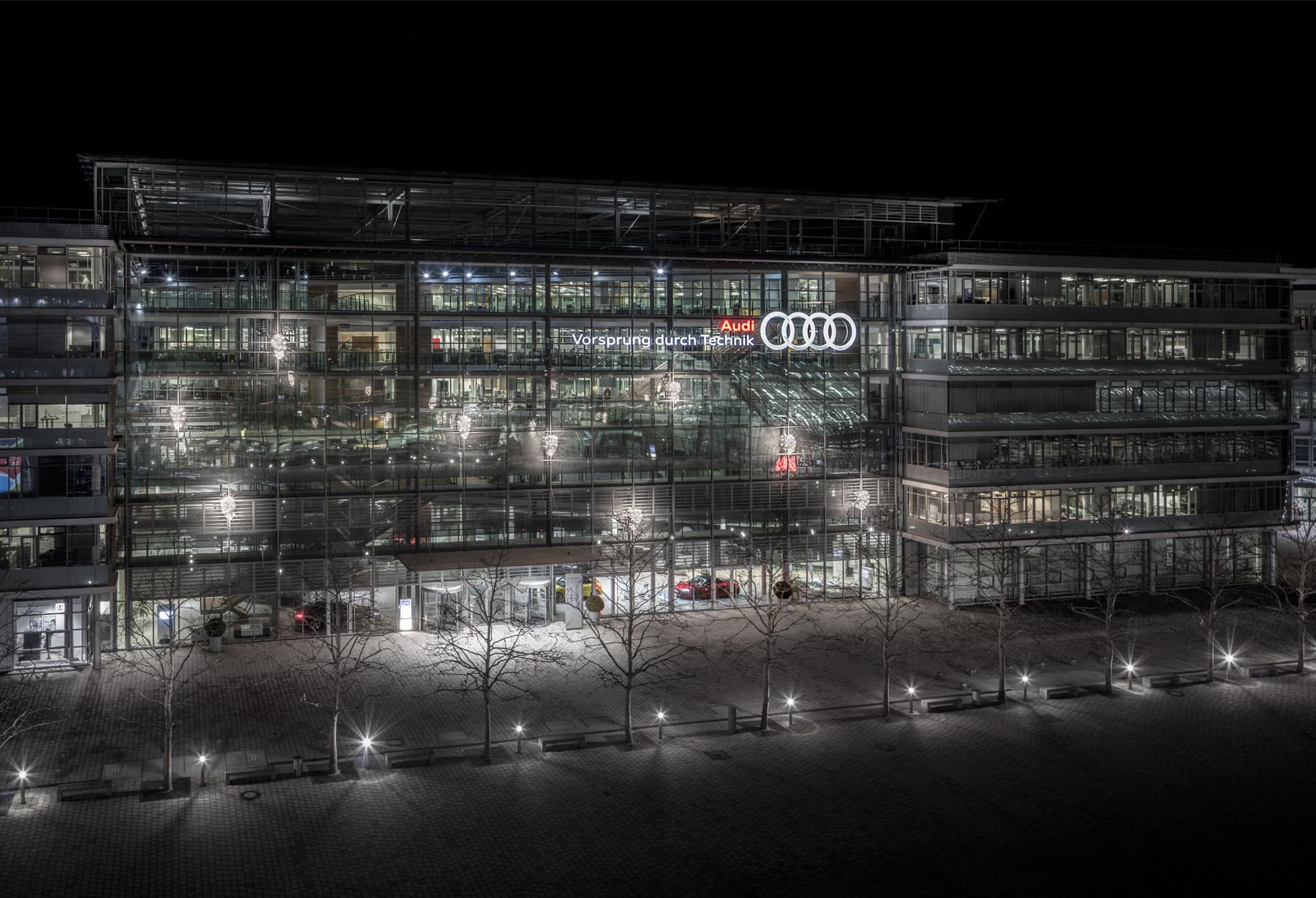 <p>Germania – Ingolstadt, Audi Forum: installazione outdoor di Fil de Fer Cascata</p>