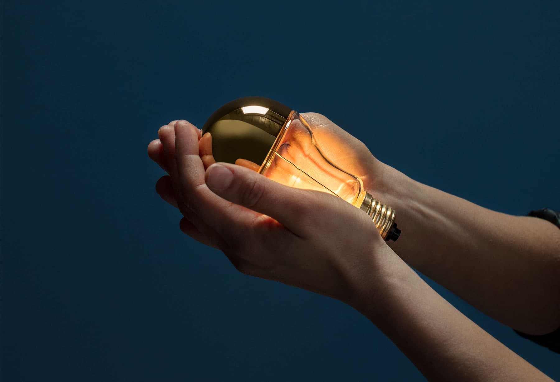 <p>È l’anno del trentennale della Catellani & Smith. Nuove creazioni vengono presentate in anteprima ad Euroluce e al Fuorisalone di Milano, ottenendo un grande interesse di pubblico. L’anniversario del lavoro di Enzo Catellani e dei trenta anni ‘illuminati’ dell’azienda è celebrato invece da “Trenta”, un oggetto prezioso, a tiratura limitata e numerata, che riproduce le dimensioni della vecchia lampadina ad incandescenza, la prima sorgente di luce con la quale Enzo Catellani iniziò a confrontarsi quando decise di fondare la sua azienda.</p>