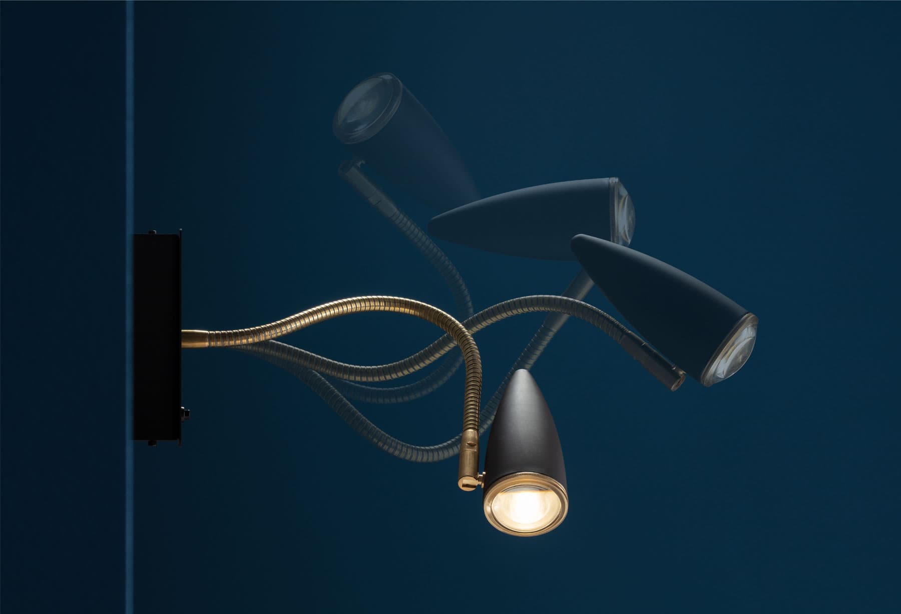 <p>La collezione di lampade create per Catellani & Smith continua ad arricchirsi, con un positivo riscontro di mercato, nonostante le difficoltà e le problematiche causate della pandemia in corso. Alcuni storici modelli della collezione ‘Oggetti senza Tempo’ diventano terreno di ricerca e sperimentazione: l’ideazione di un nuovo dissipatore, brevettato, ne consente l’innovazione tecnologica, mantenendo le caratteristiche di un design inconfondibile.</p>