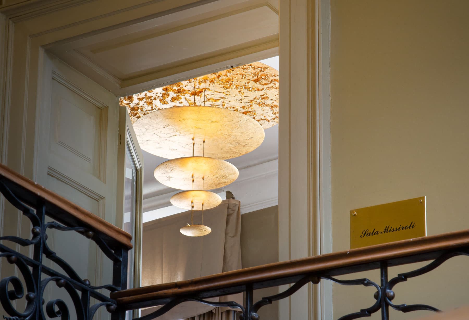 <p>Les lampes Catellani &amp; Smith illuminent le foyer du théâtre Donizetti de Bergame, restructuré et restauré en 2021, ainsi que certaines salles privées</p>
