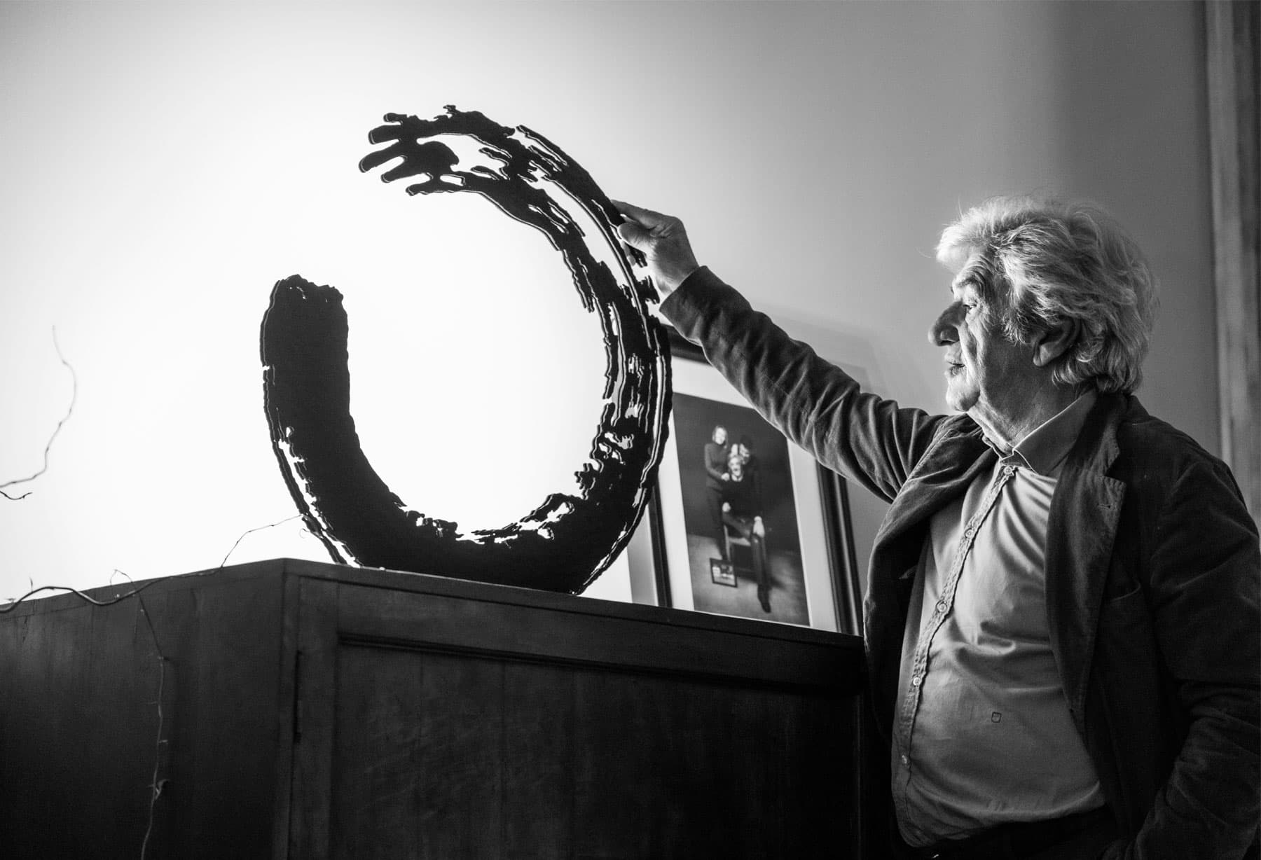 <p>Catellani & Smith partecipa alla 31a edizione di Euroluce mostrando al pubblico nuove creazioni che celebrano la forza del colore. Per la prima volta, è visibile al pubblico Ensō, l’esclusiva lampada disegnata da Enzo Catellani, frutto di un gesto spontaneo che si trasferisce nella tridimensionalità. Uno scultoreo oggetto illuminante che genera sulla parete un effetto di luce diffusa.</p>