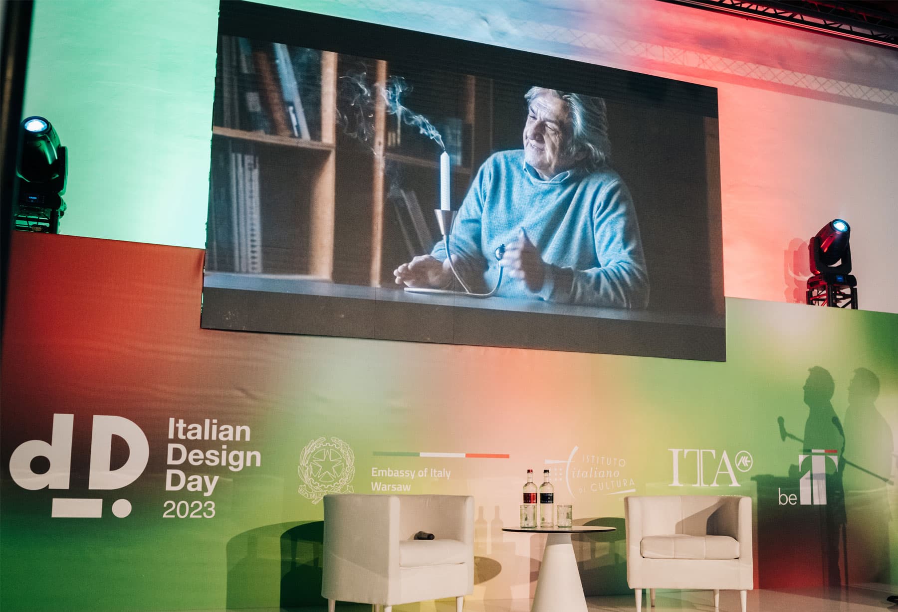 <p>Catellani &amp; Smith wird unter den 35 repräsentativsten italienischen Unternehmen für die Ausgabe 2023 des dem Beleuchtungssektor gewidmeten Italian Design Days ausgewählt. Die Eröffnung findet am 8. März in Rom unter dem Titel „La qualità che illumina, l’energia del design per la persona e l’ambiente” (Qualität, die beleuchtet, die Energie des Designs für Mensch und Umwelt) statt. Es folgen weitere Veranstaltungen, die in Zusammenarbeit mit den italienischen Botschaften auf der ganzen Welt organisiert werden und bei denen eine Auswahl der von Enzo Catellani geschaffenen Leuchten der Öffentlichkeit präsentiert wird.</p>
